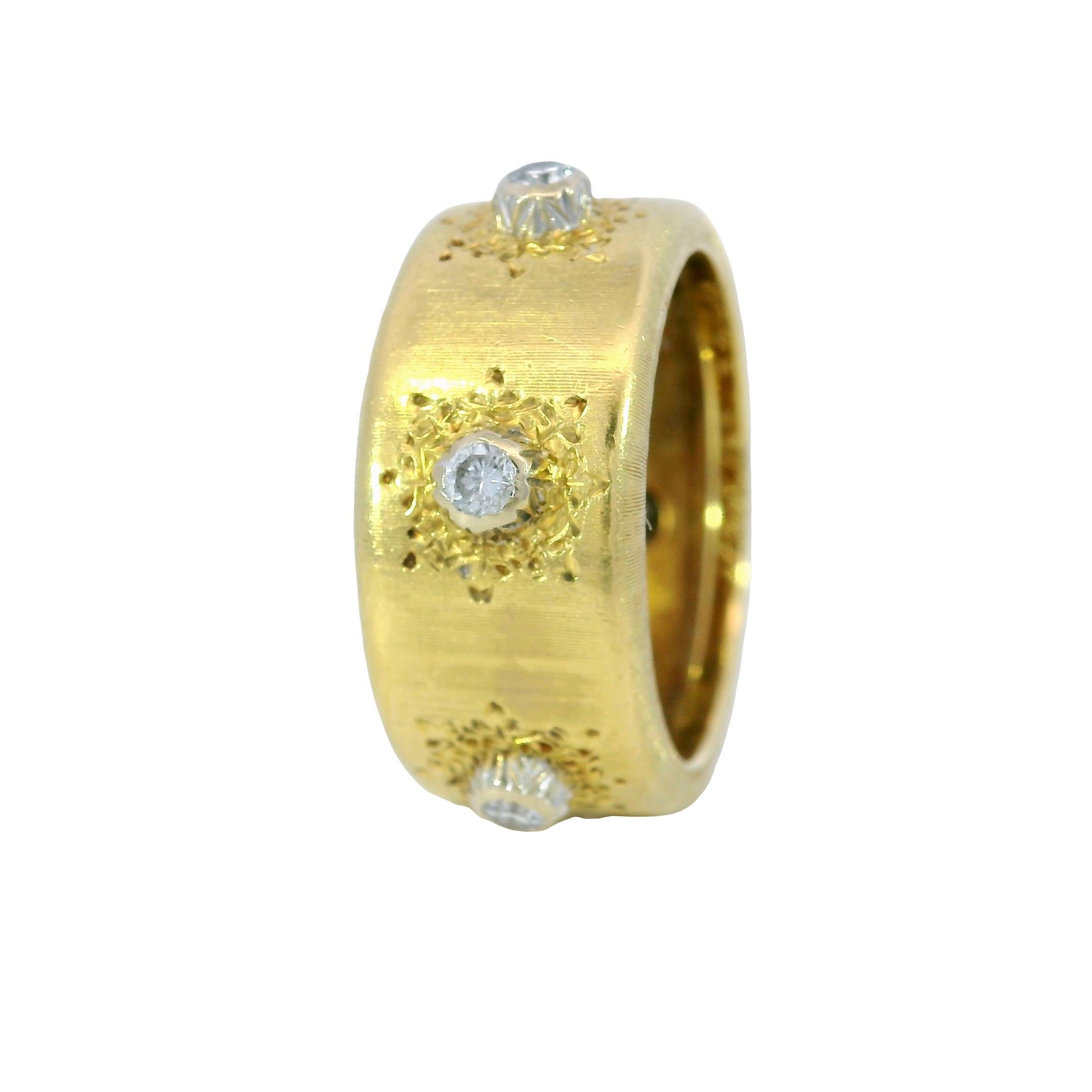 Anello con diamanti Macri di Gianmaria Buccellati in oro giallo 18 carati Sz 4.5

Questo anello di Gianmaria Buccellati presenta una serie di diamanti bianchi rotondi, ciascuno del peso di circa 0,18 carati. I diamanti sono incastonati in una fascia