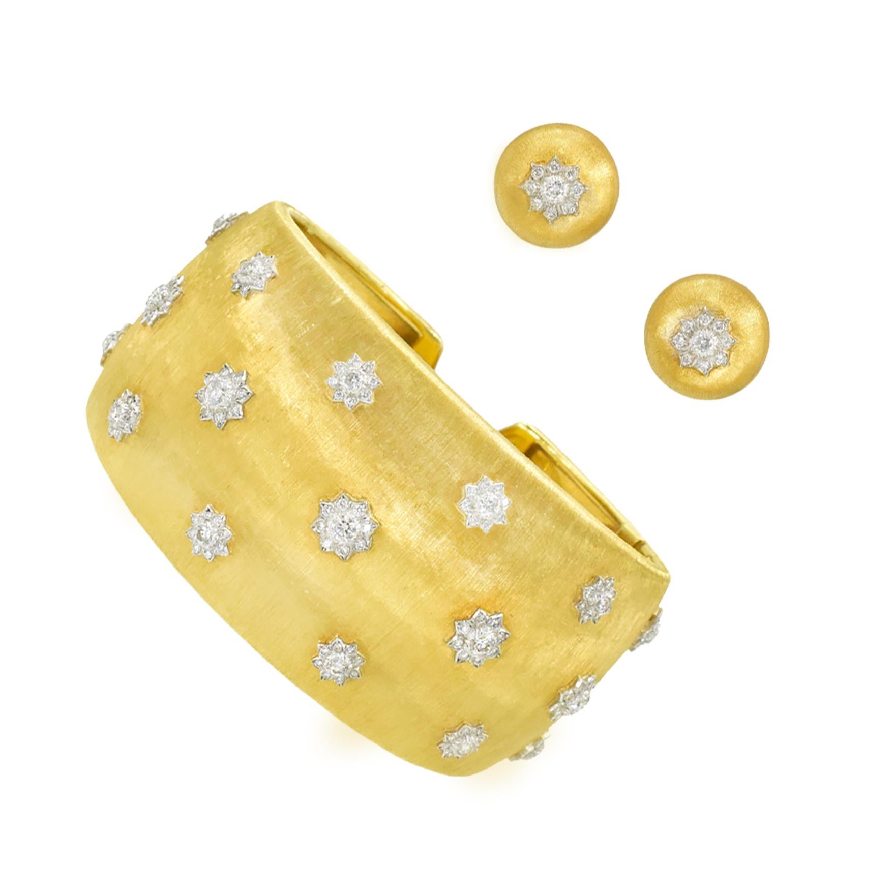 Buccellati 'Macri' Armband und Ohrclip aus 18 Karat Gelb- und Weißgold mit Diamantbesatz. Das Set
armband und Ohrringe aus 18-karätigem Gelbgold in Kuppelform mit Buccellati-Signatur
gebürstetem Finish, mit Diamanten, die in der Mitte der Ohrringe