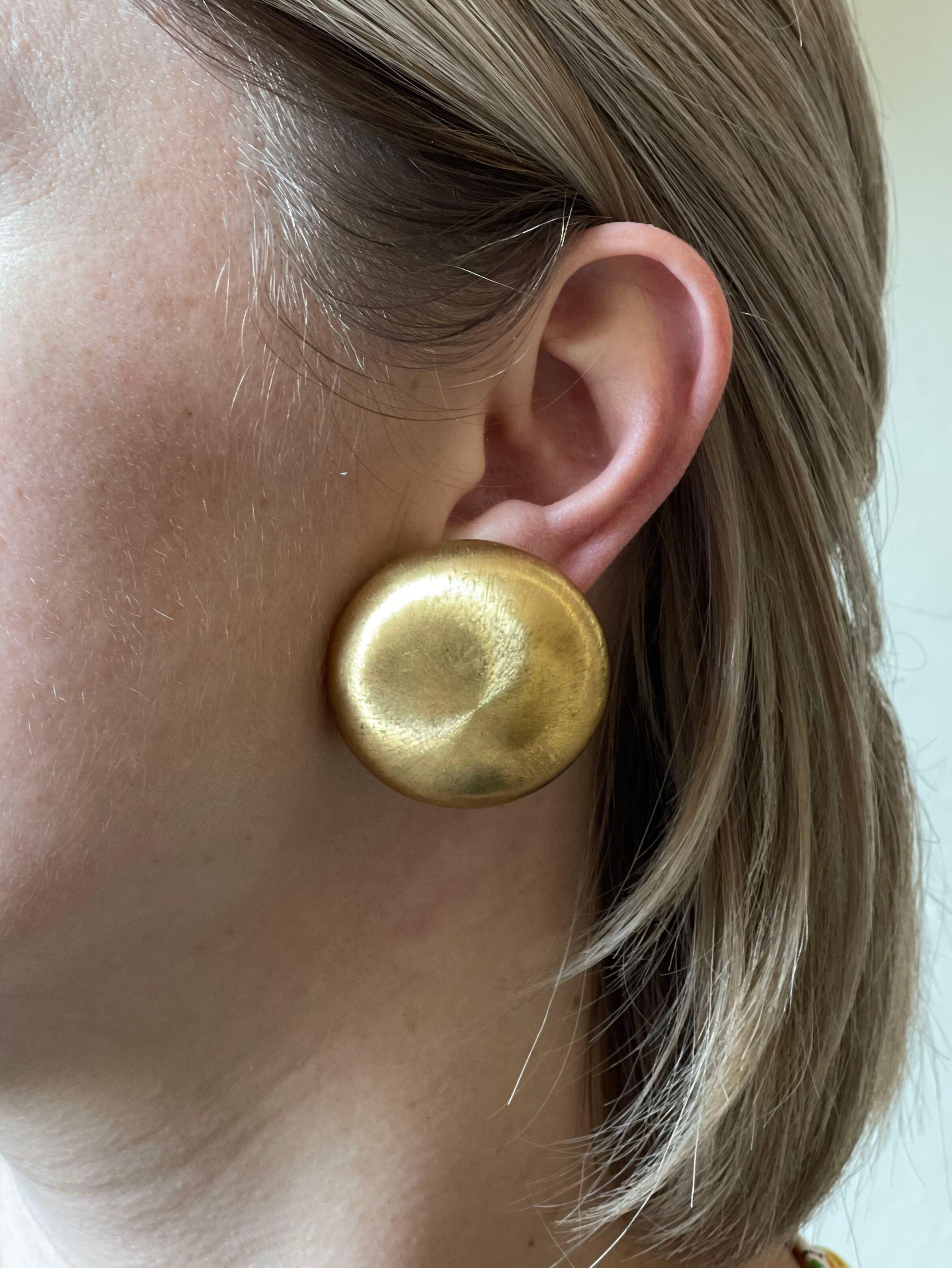 Ein Paar große Macri-Ohrringe aus 18 Karat Gold von Buccellati. Die Ohrringe messen 1.5