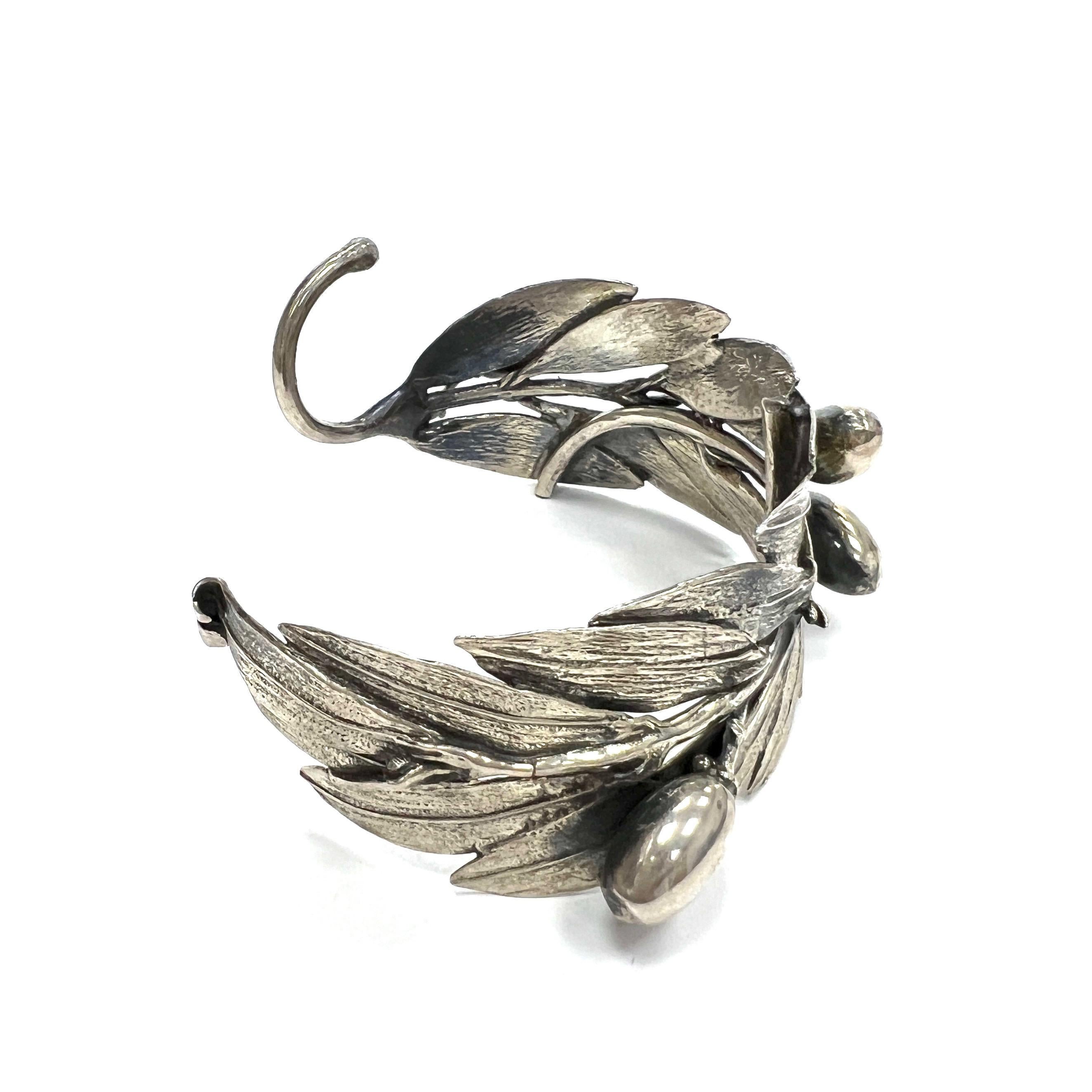 Buccellati Mario Leaf Sterling Silver Cuff Bracelet 

Olive leaf design made out of sterling silver; marked Buccellati, Italy, 925, Sterling

Size: width 1.25 inches; inner circumference 7 inches
Total weight: 45.0 grams