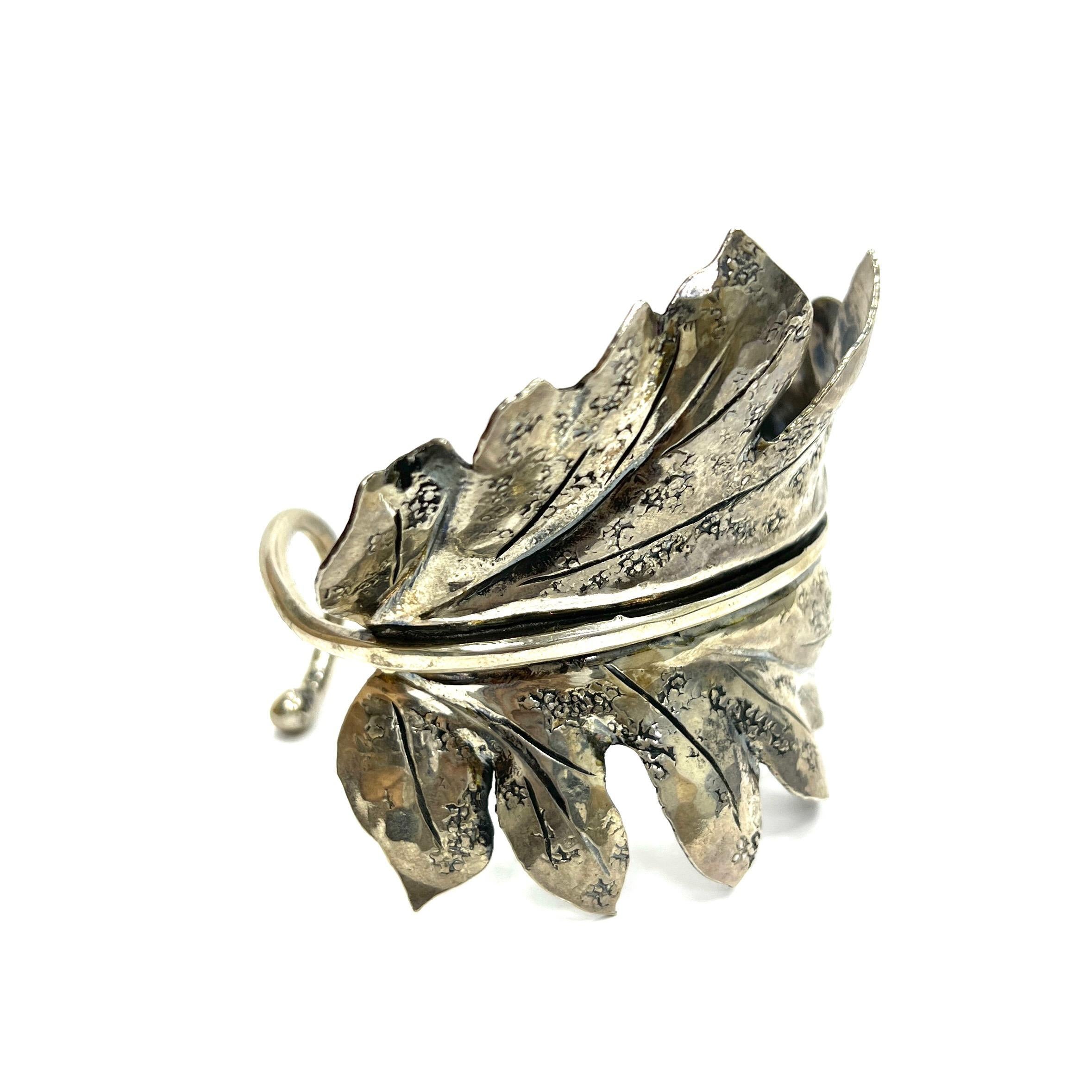 Buccellati Mario Leaf Sterling Silver Cuff Bracelet, Italian

Tomato leaf design made of sterling silver; marked Buccellati, Italy, 925, Sterling

Size: width 2.5 inches; inner circumference 6.75 inches
Total weight: 45.8 grams