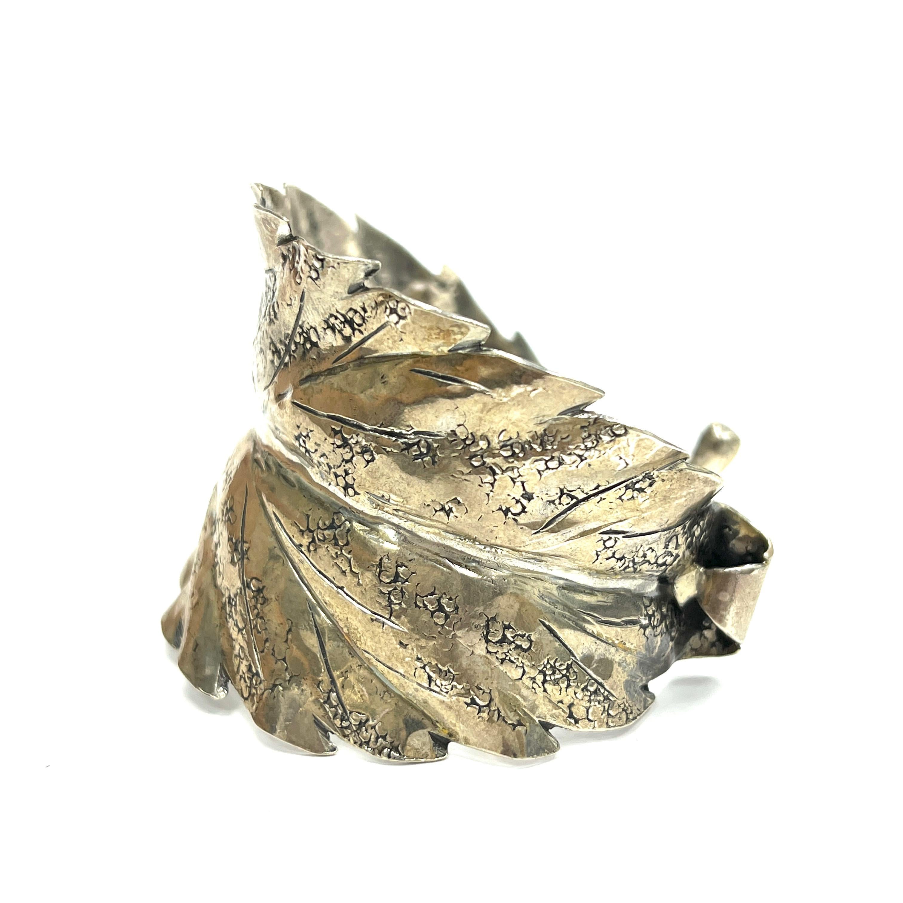 Buccellati Mario Leaf Sterling Silver Cuff Bracelet, Italian

Medlar leaf design made out of sterling silver; marked Buccellati, Italy, 925, Sterling

Size: width 2 inches; inner circumference 6.5 inches
Total weight: 41.0 grams