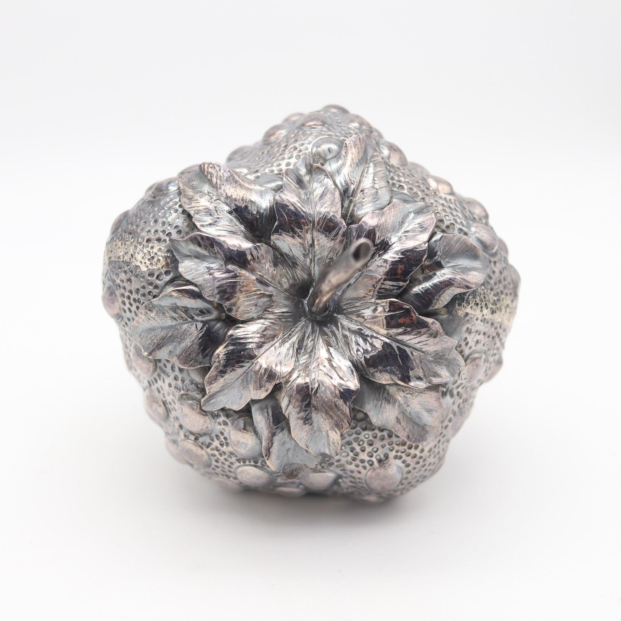 Néo-baroque BUCCELLATI Milano 1970 Briquet de bureau en forme de fraise en argent massif .925 en vente
