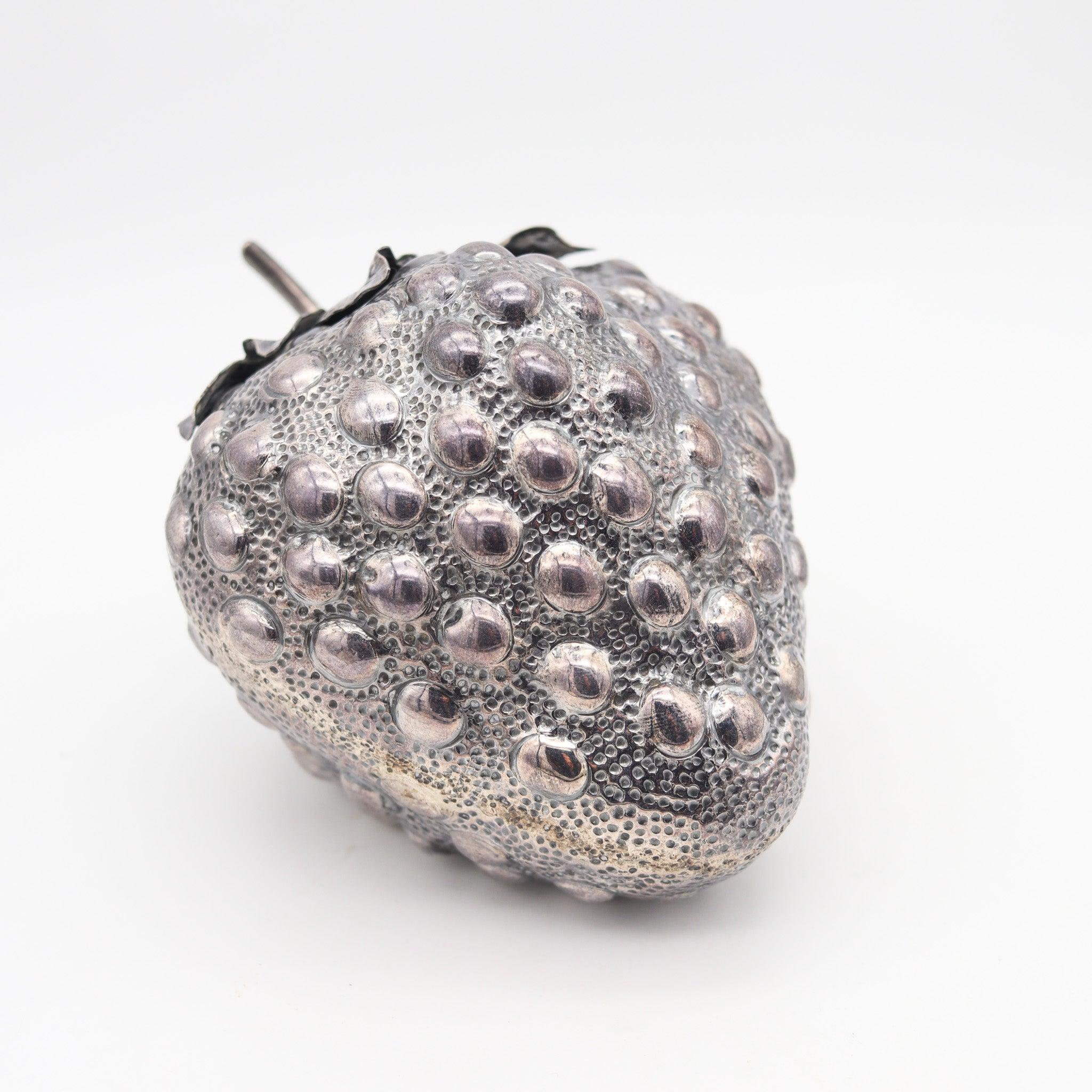 BUCCELLATI Milano 1970 Briquet de bureau en forme de fraise en argent massif .925 Excellent état - En vente à Miami, FL