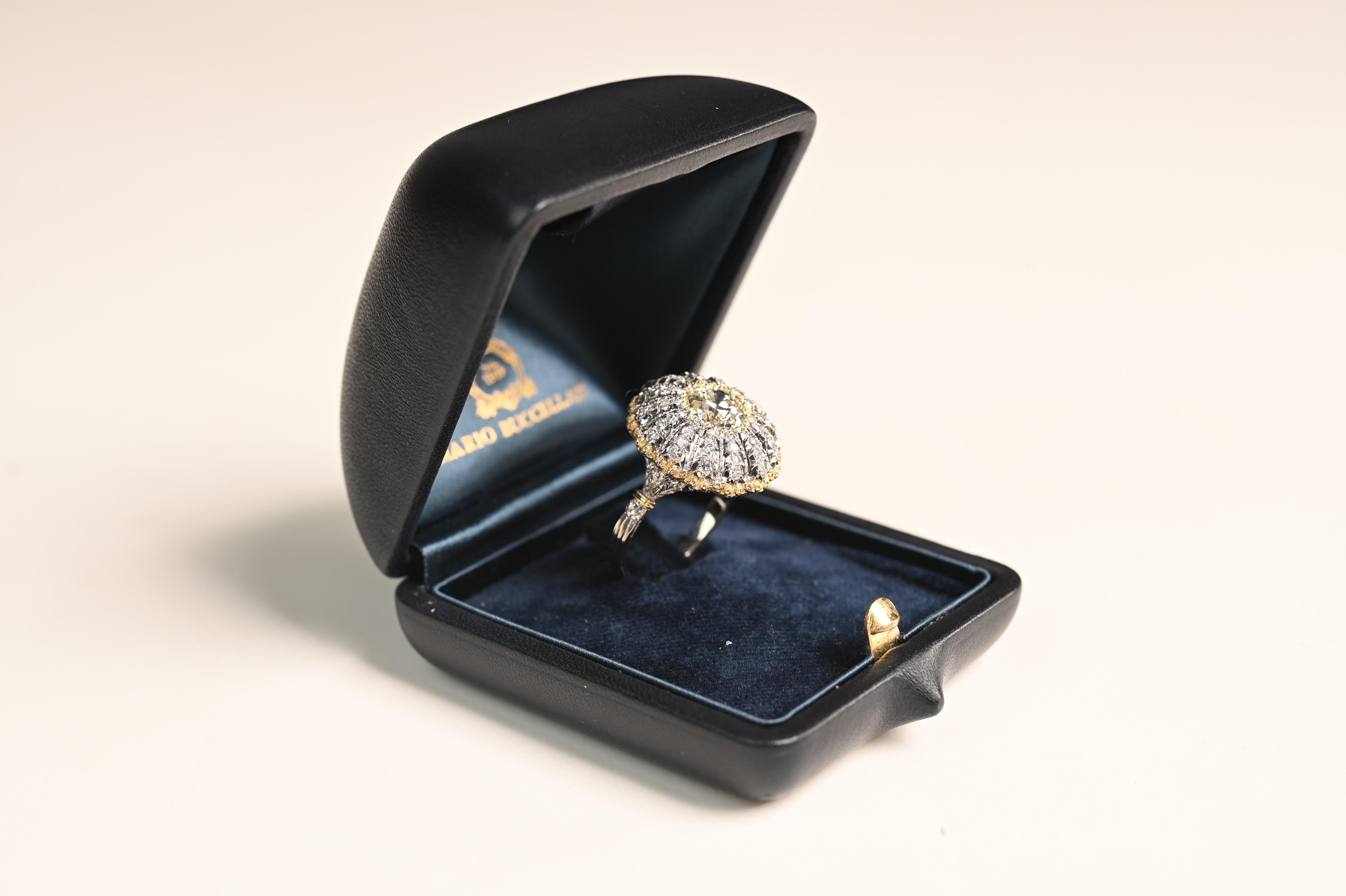 Cette exquise bague Buccellati met en valeur un éblouissant diamant de taille européenne ancienne d'environ 2,00 carats, de couleur J et de pureté VS1. Le diamant central est élégamment encadré par un riche or jaune, rehaussant sa chaude brillance.