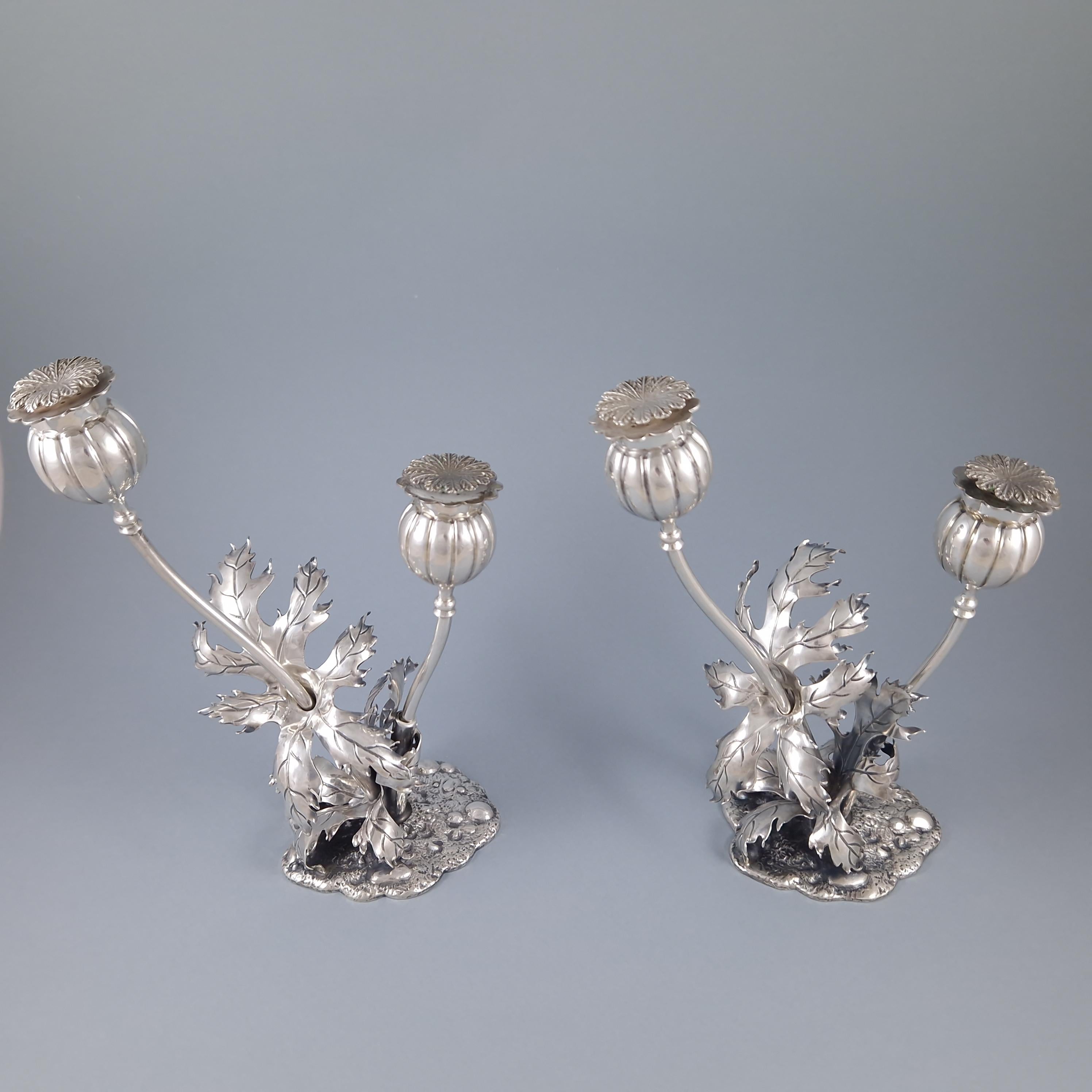 Beautiful pair of salt / pepper shakers in sterling silver 

In the shape of a poppy plant 
Silver hallmark 925 
Silversmith: Buccellati 

Height: 18.5 cm 
Length of the salt and pepper shakers: 15 and 18 cm 
Weight: 578 grams