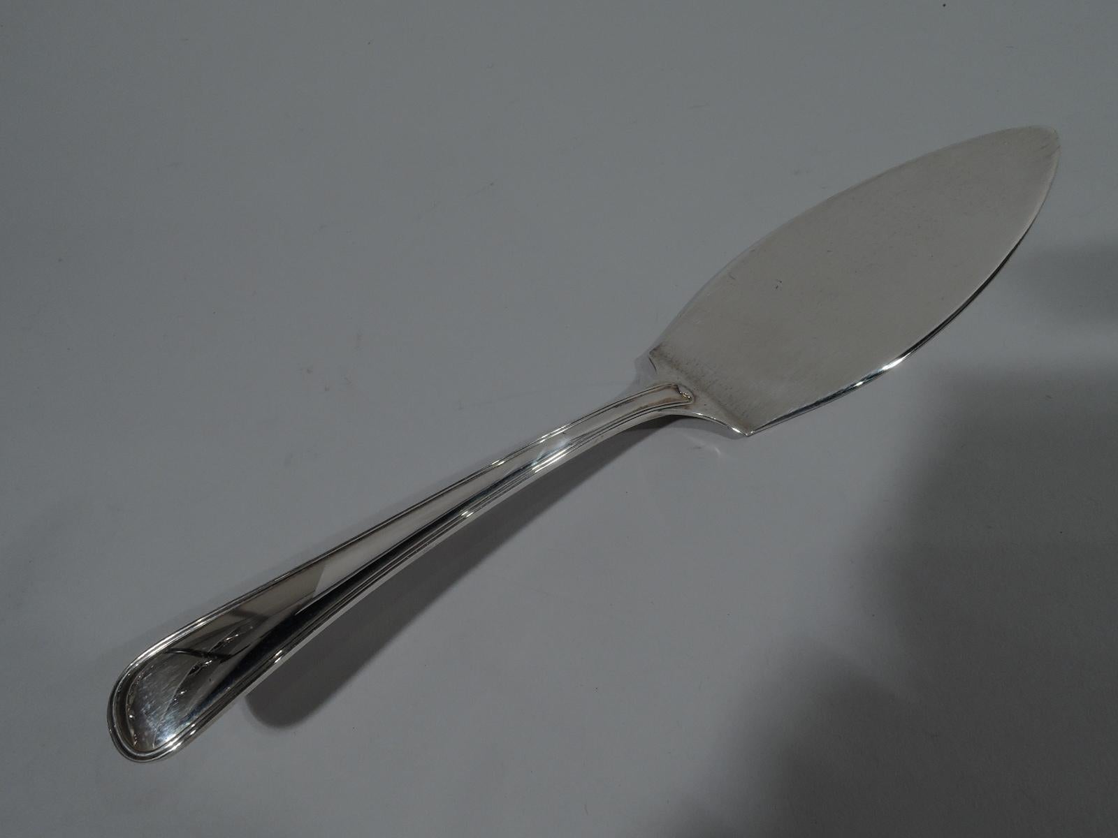 Sterling silver server in Palm Beach pattern. Made by Buccellati in Italy. Threaded and tapering handle and flat ovalish blade. Gift-quality presentation in cloth case with maker’s stamp. Fully marked. 

Dimensions: Server L 10 3/8 in., case 1 5/8