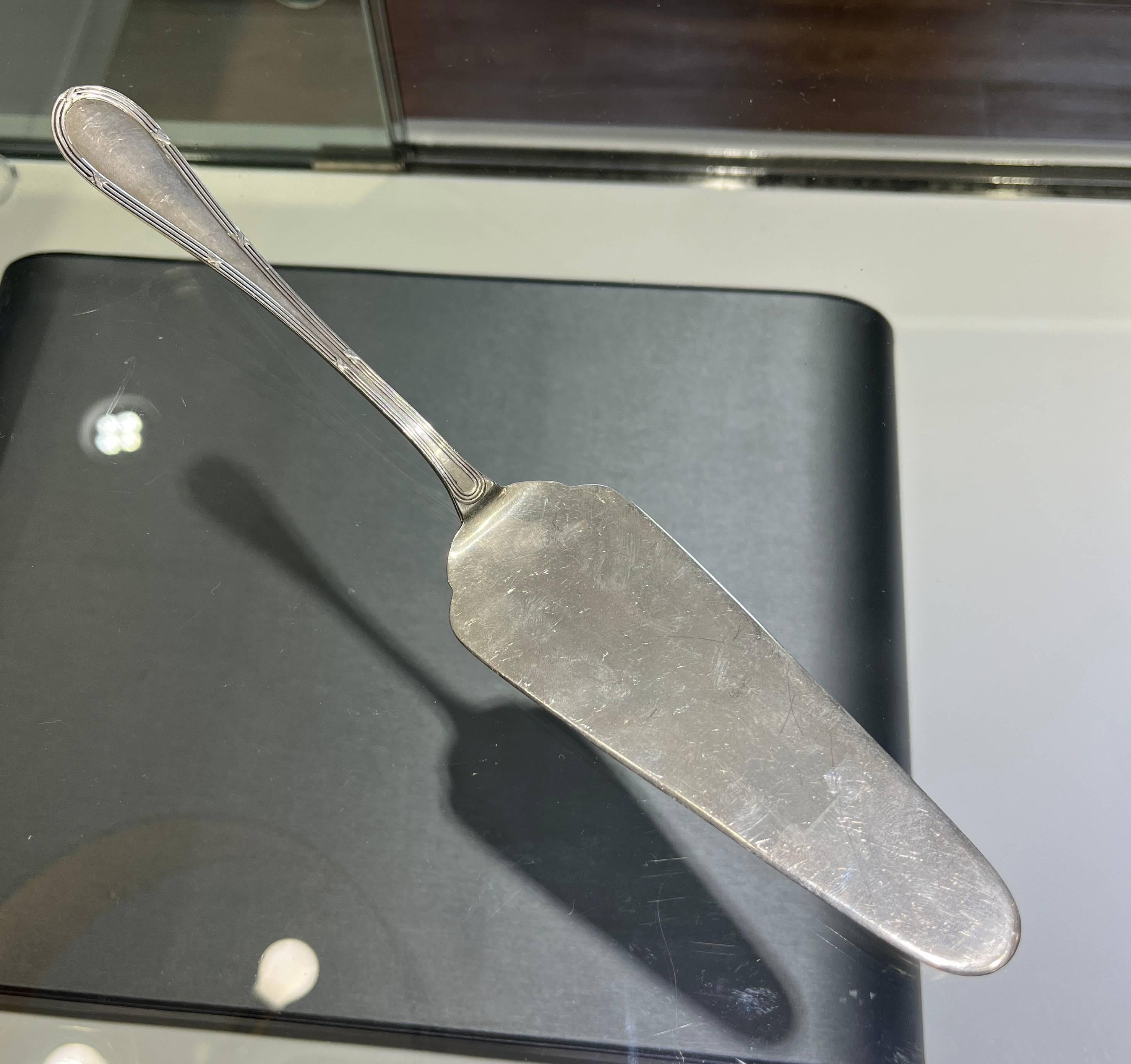 Buccellati Parma Sterling Silver 10 3/4' Cake Pie Server
Length: 10 3/4 inches long
Weight: 3.55 ozt.
Pattern: Parma
Composition: .925 Sterling Silver