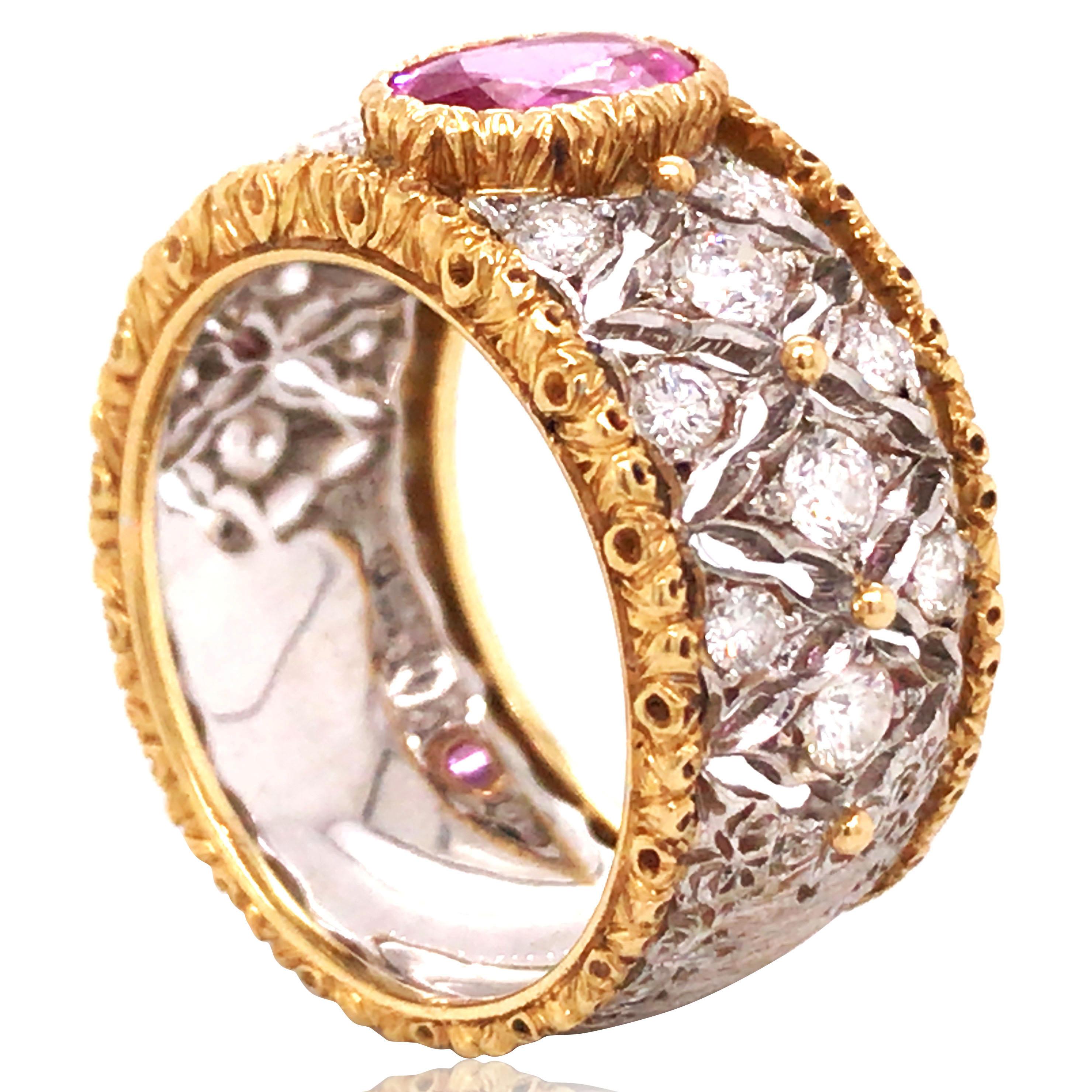 Lo zaffiro rosa centrale, di circa 1 carato, è morbido e affascinante e irradia una calda luce. Intorno ad esso ci sono circa 0,8 carati di diamanti, con una squisita lavorazione artigianale che fa scintillare ogni diamante in modo meraviglioso.