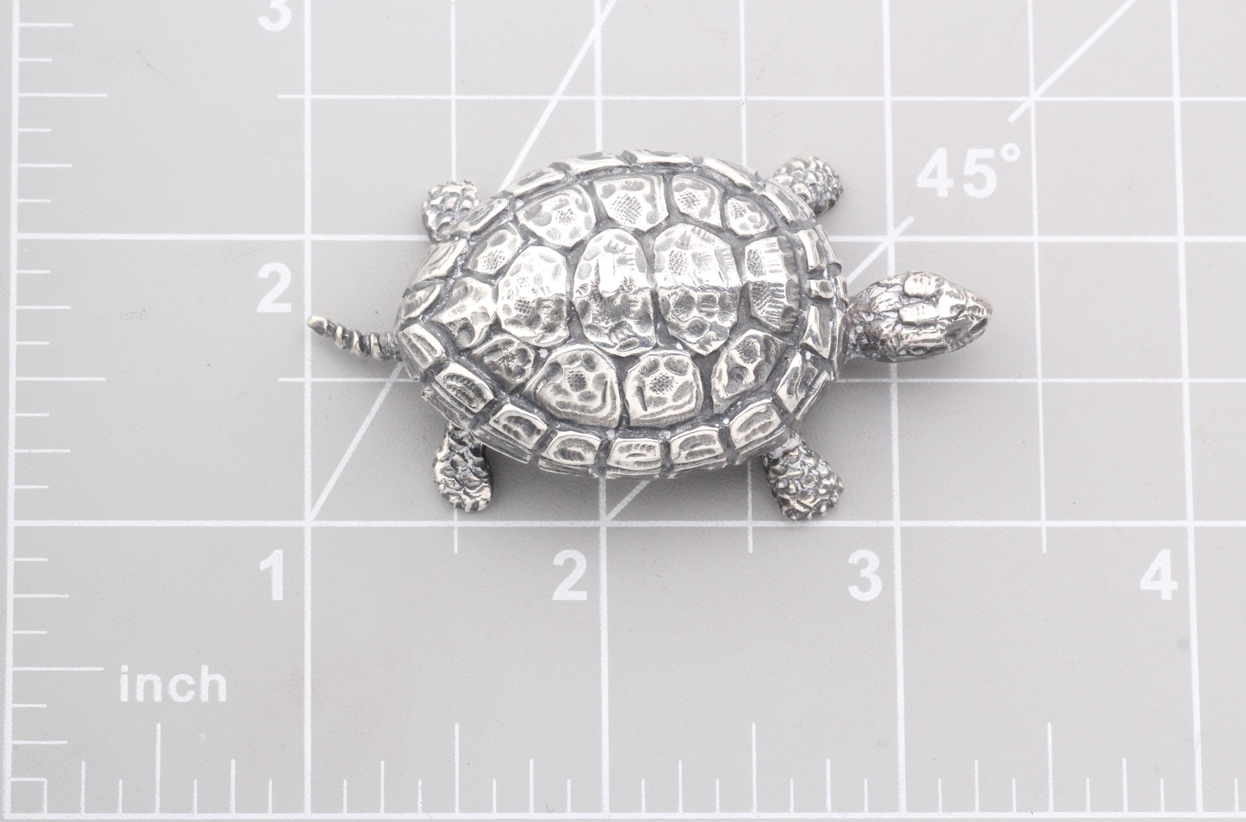 Le petit pilulier Turtle en argent sterling de Buccellati est un objet de collection unique et magnifiquement conçu qui incarne l'art exquis et le savoir-faire méticuleux qui ont fait la renommée de Buccellati. En forme de tortue, cette boîte à
