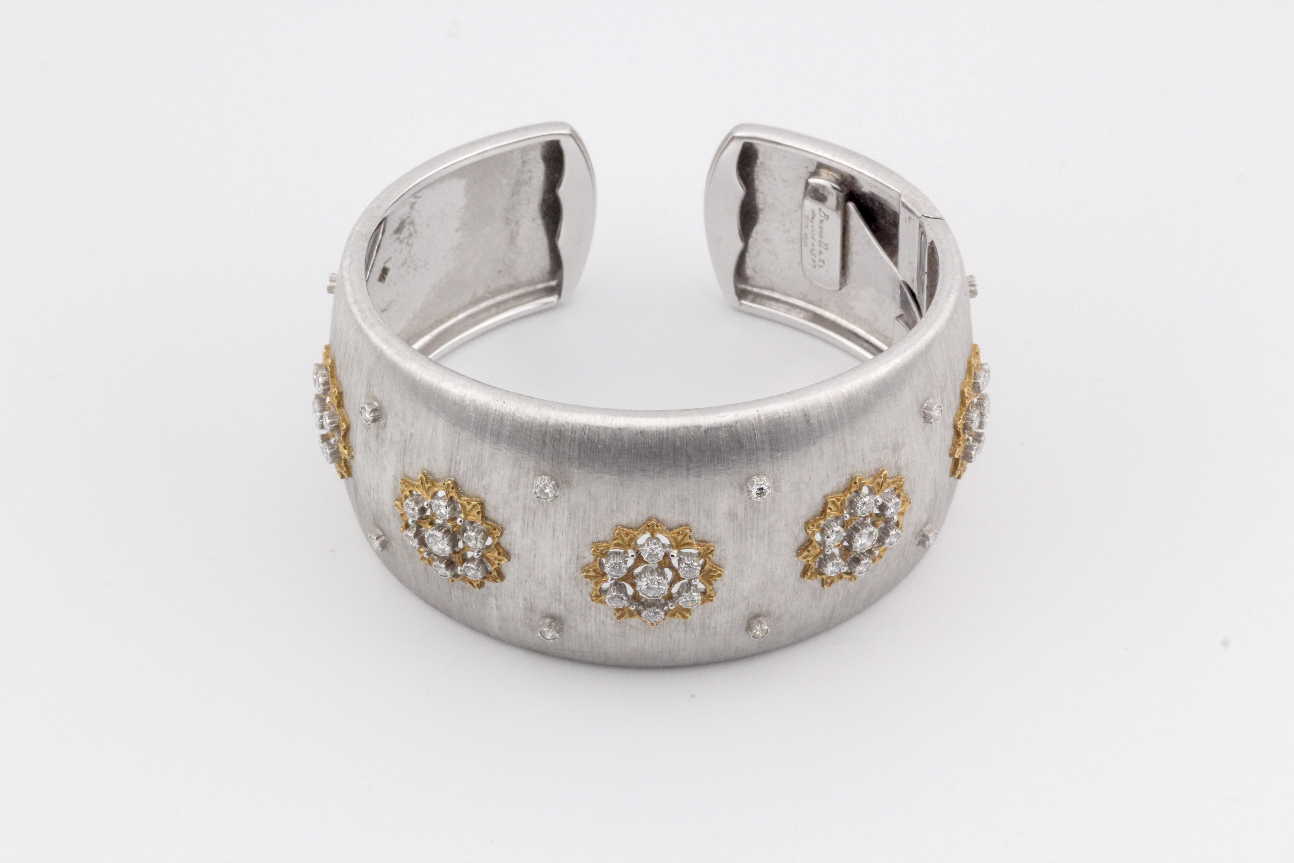 Der Inbegriff von Buccellati Handwerkskunst und zeitlosem Charme ist dieses exquisite Manschettenarmband aus 18 Karat Weiß- und Gelbgold mit Diamanten. Dieses mit akribischer Kunstfertigkeit gefertigte Schmuckstück ist nicht einfach nur ein