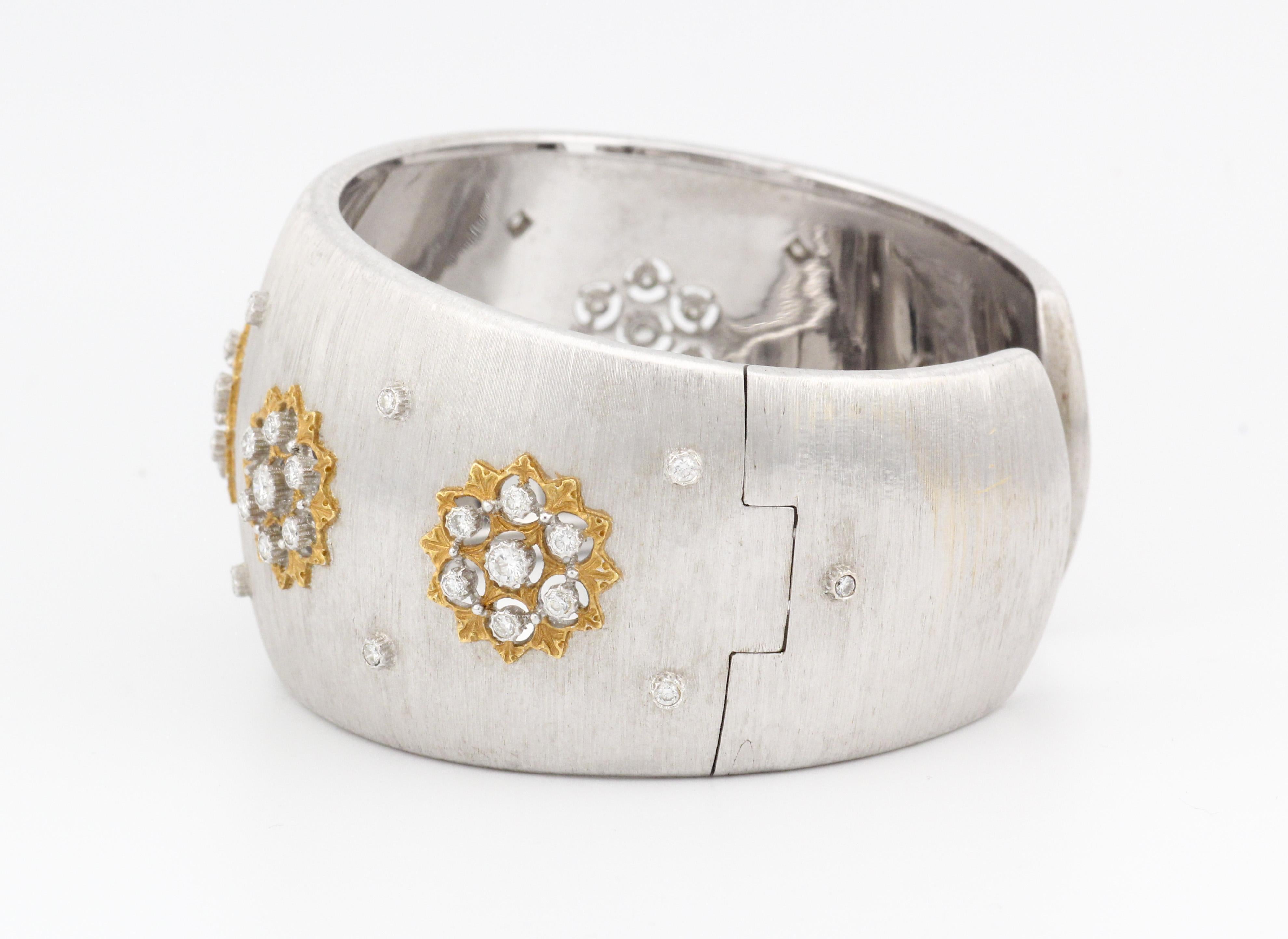 Buccellati Rigato breites Manschettenarmband aus 18 Karat Weiß- und Gelbgold mit Diamanten im Zustand „Gut“ in Simpsonville, SC