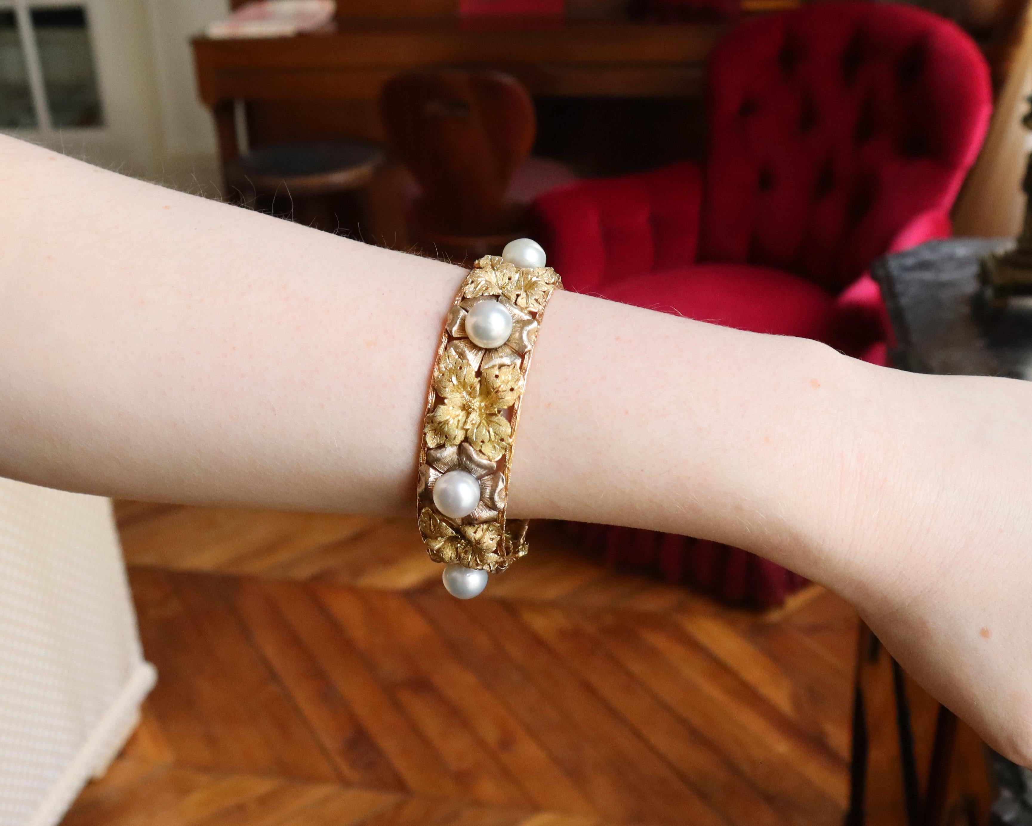 BUCCELLATI Bracelet in Three Golds : yellow Gold, white Gold, pink Gold with Leaf Motifs with 6 gray Pearls of about 1 cm Diameter.
Bracelet Adorned with chased and yellow Gold Flowers, alternated with Amati chiseled grey Gold Flowers punctuated