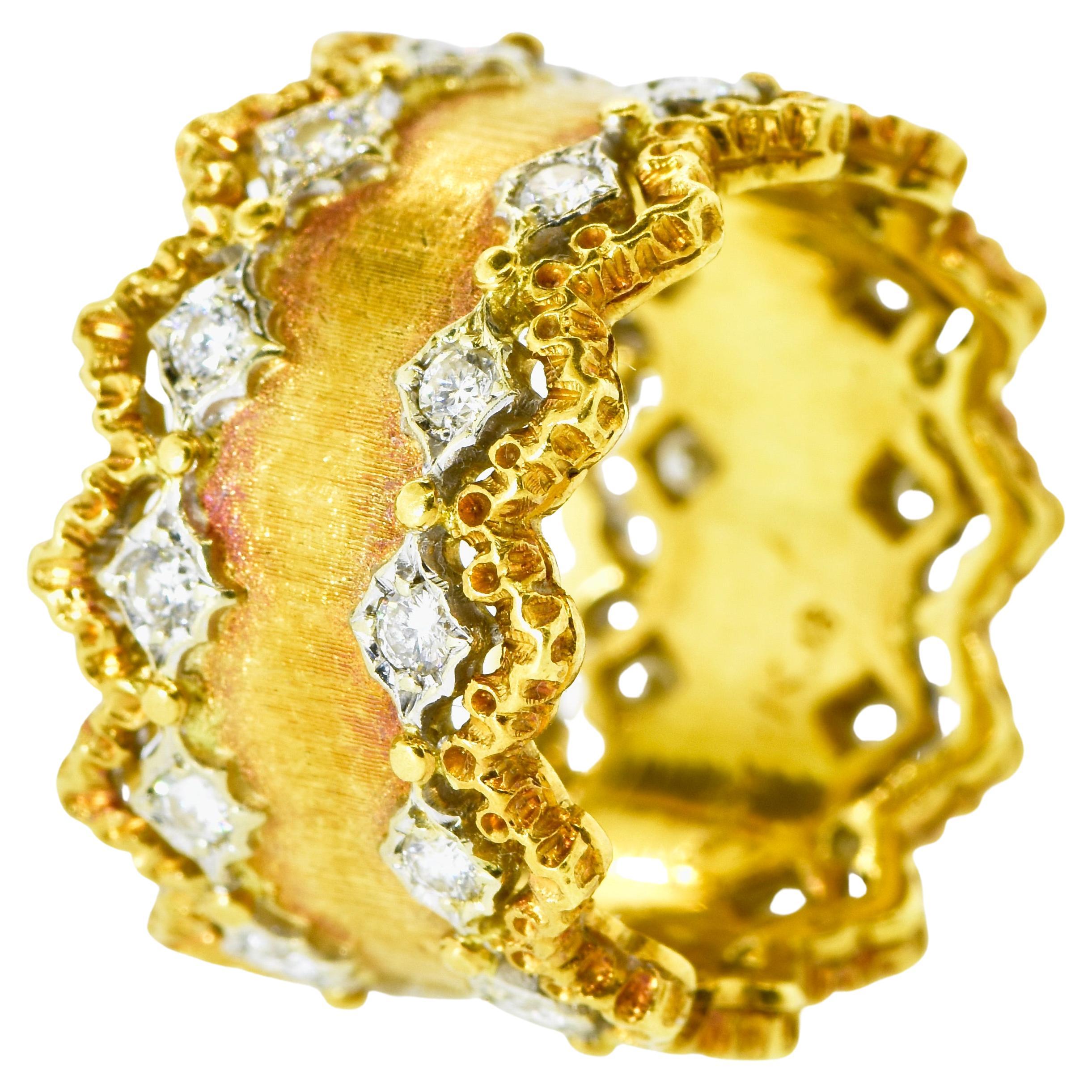 Buccellati Ring aus 18 K Gelbgold und Diamanten im Vintage-Stil.  Diese  Das Buccellati-Goldband weist alle Merkmale eines klassischen Buccellati-Stücks auf: eine wunderbare Handgravur, eine satinierte Patina des Goldes und verzierte Lünetten, die