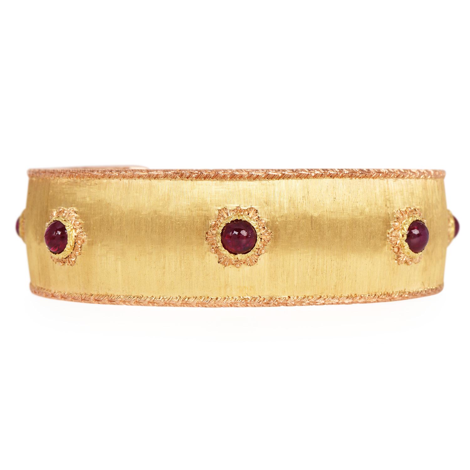 Dieses exquisite Manschettenarmband im Vintage-Stil von Buccellati ist aus luxuriösem 18-karätigem Gelbgold gefertigt und zeugt von der berühmten Handwerkskunst der Marke. Das Armband zeichnet sich durch die ikonische Rigato-Technik mit feiner