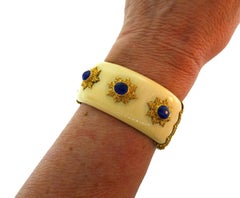 Buccellati: Gelbgold-Armreif mit Bakelit, Saphir