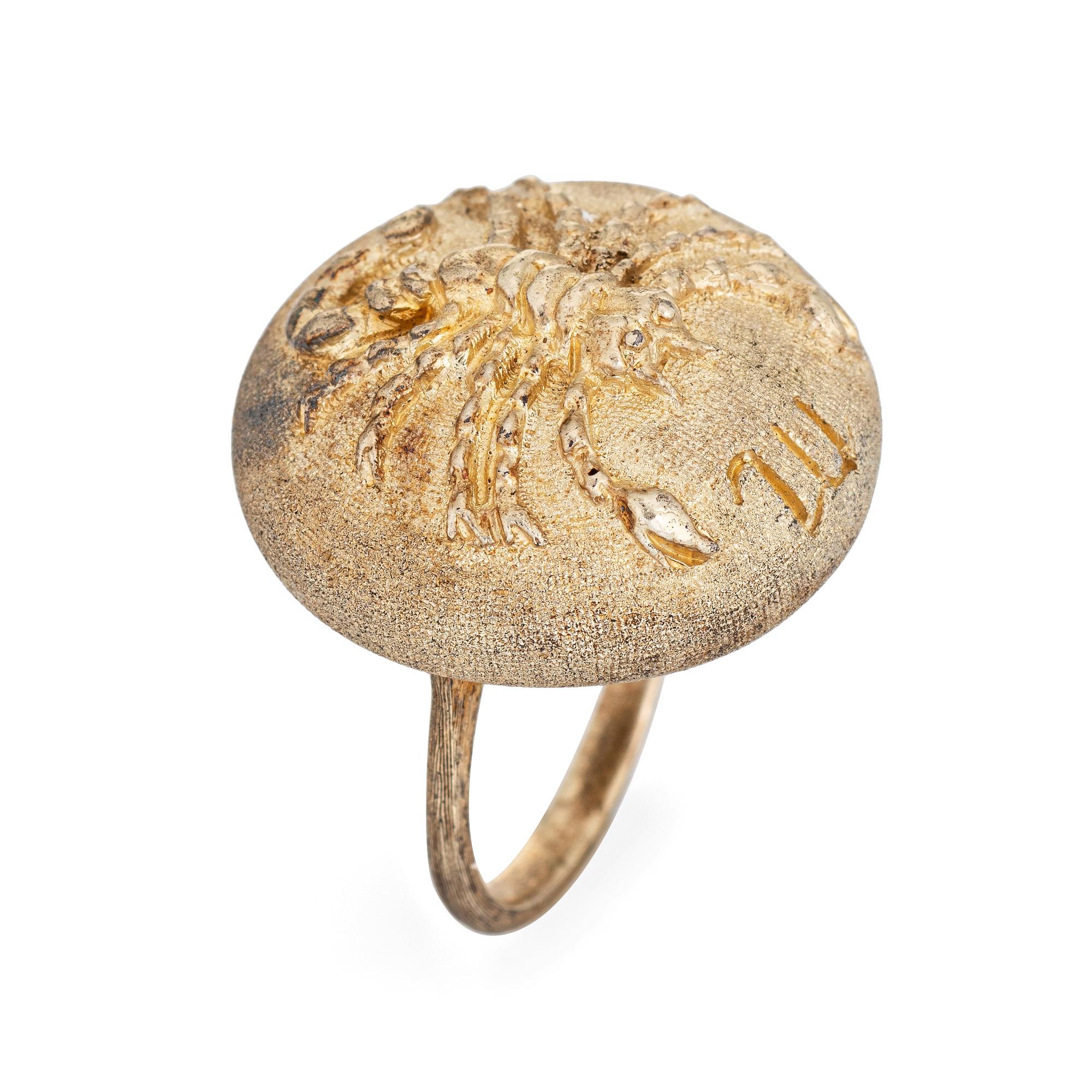Stilvoller Vintage-Ring von Buccellati mit Skorpion und Tierkreiszeichen aus vergoldetem Sterlingsilber. 

Der fein detaillierte Ring zeigt einen Skorpion auf der runden gewölbten Fassung. Der von Gianmaria Buccellati entworfene Ring ist ein