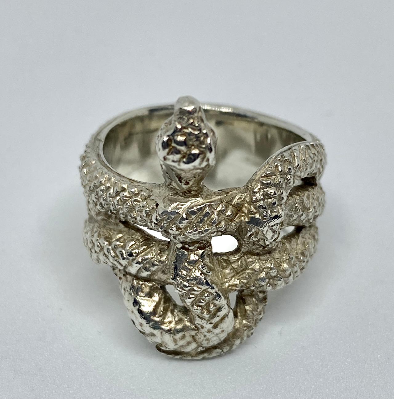 Ein neuer, ungetragener Ring in Form einer Schlange, hergestellt aus Sterlingsilber von Buccellati. Der Ring wird mit seinem Original-Lederetui und einem Zertifikat mit Buccellati-Briefkopf geliefert.

Der Ring ist mit 