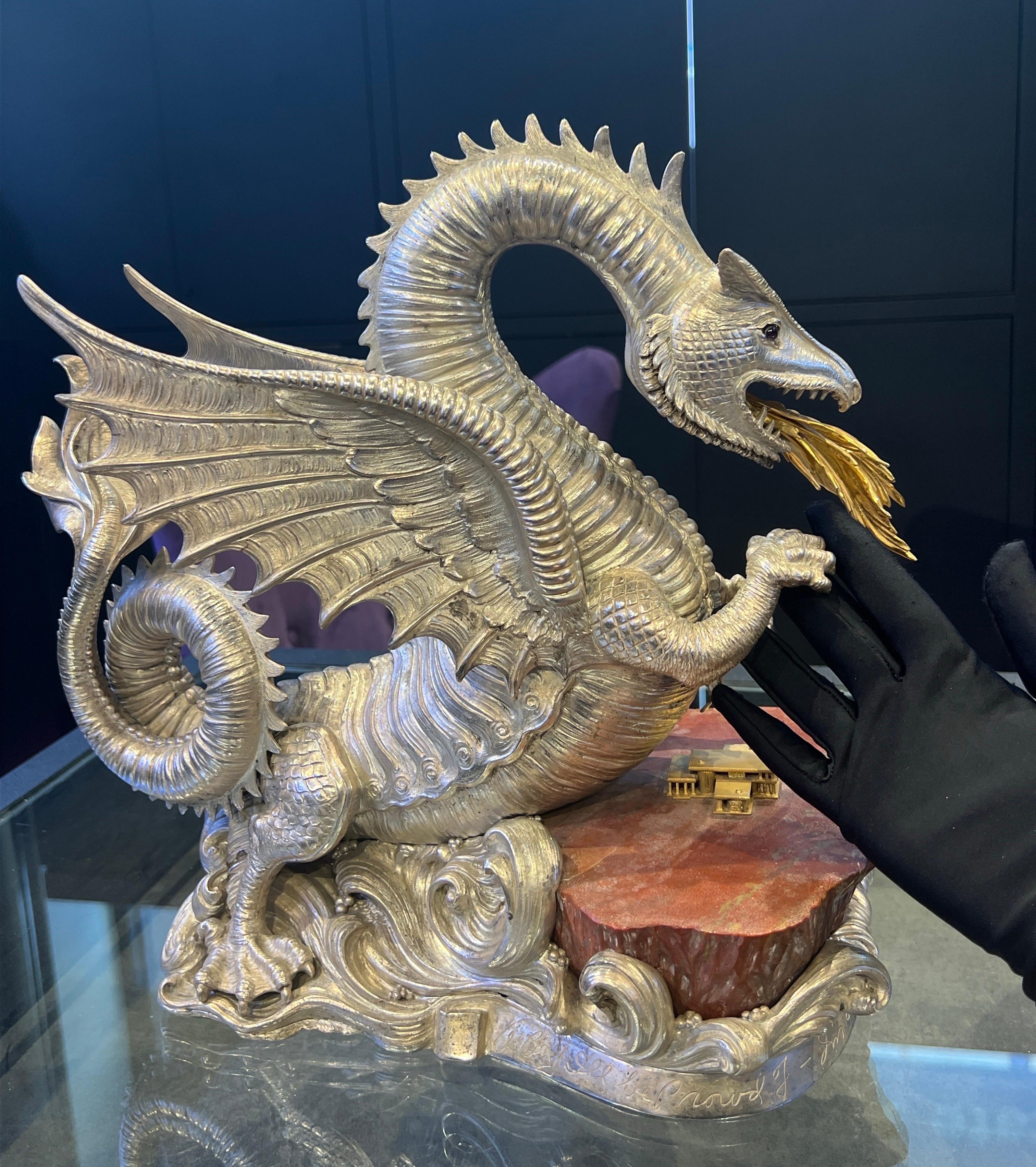 Drago d'argento Buccellati

Disegnato come un drago sputafuoco che sovrasta un edificio dorato a pilastri, appollaiato su una pietra dura e posto su una base a volute.

Inciso:  
