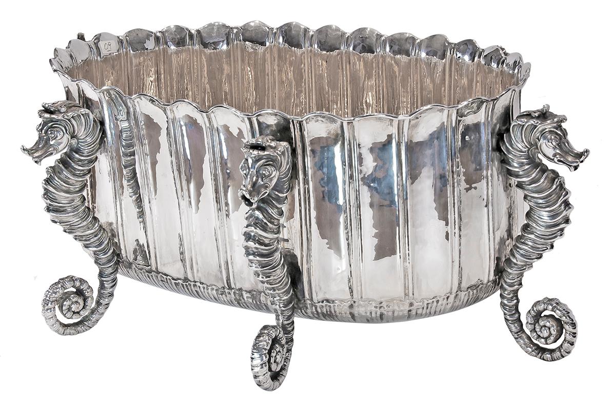 Buccellati silver Seahorse ice bucket large in 800 silver.

Buccellati silver Seahorse ice bucket often used to chill multiple bottles of wine, champagne, rosé, and more. The largest of two Buccellati buckets in our collection, this hand-raised