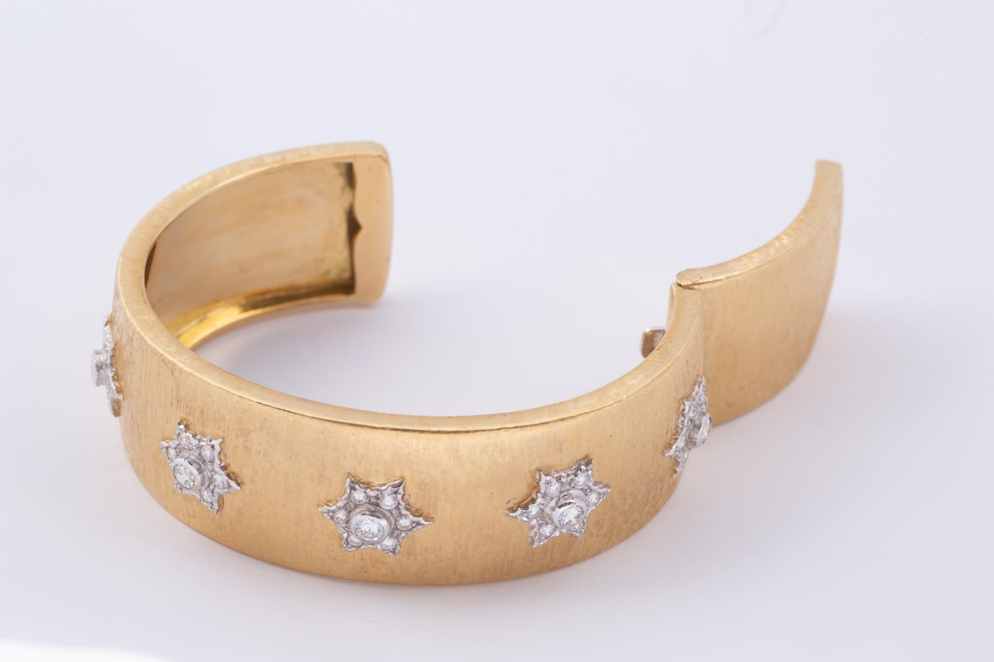 Contemporain Buccellati, manchette étoile avec diamants en or en vente