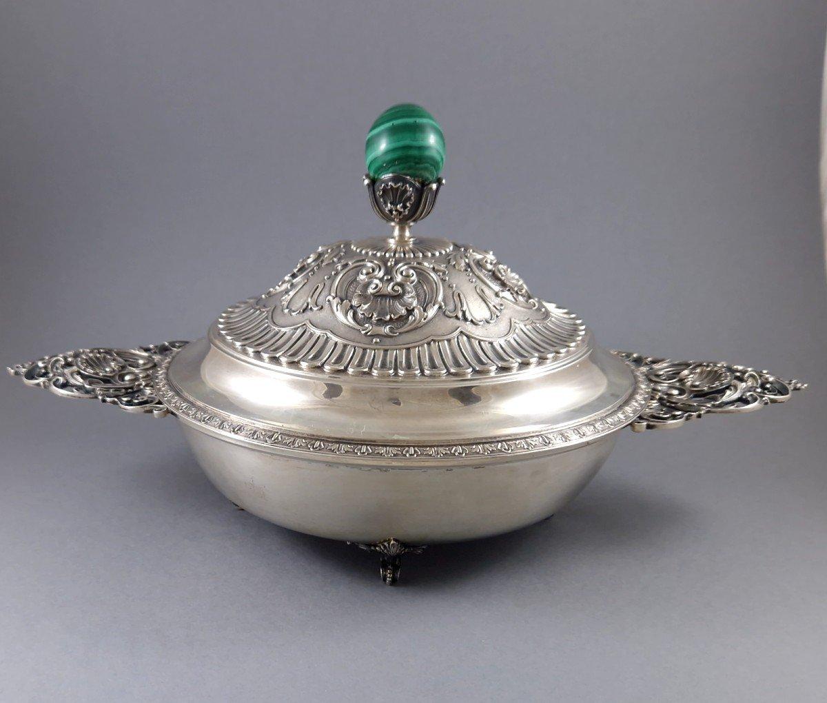 Cuenco / plato de plata de ley de Buccellati, con una piedra de malaquita
Obra italiana hacia 1970 
Sello de plata 925 
Firmado
Altura: 19 cm - 7,48 pulgadas
Longitud: 35,6 cm - 14,01 pulgadas
Diámetro: 21,4 cm - 8,42 pulgadas
Peso: 1385 gramos