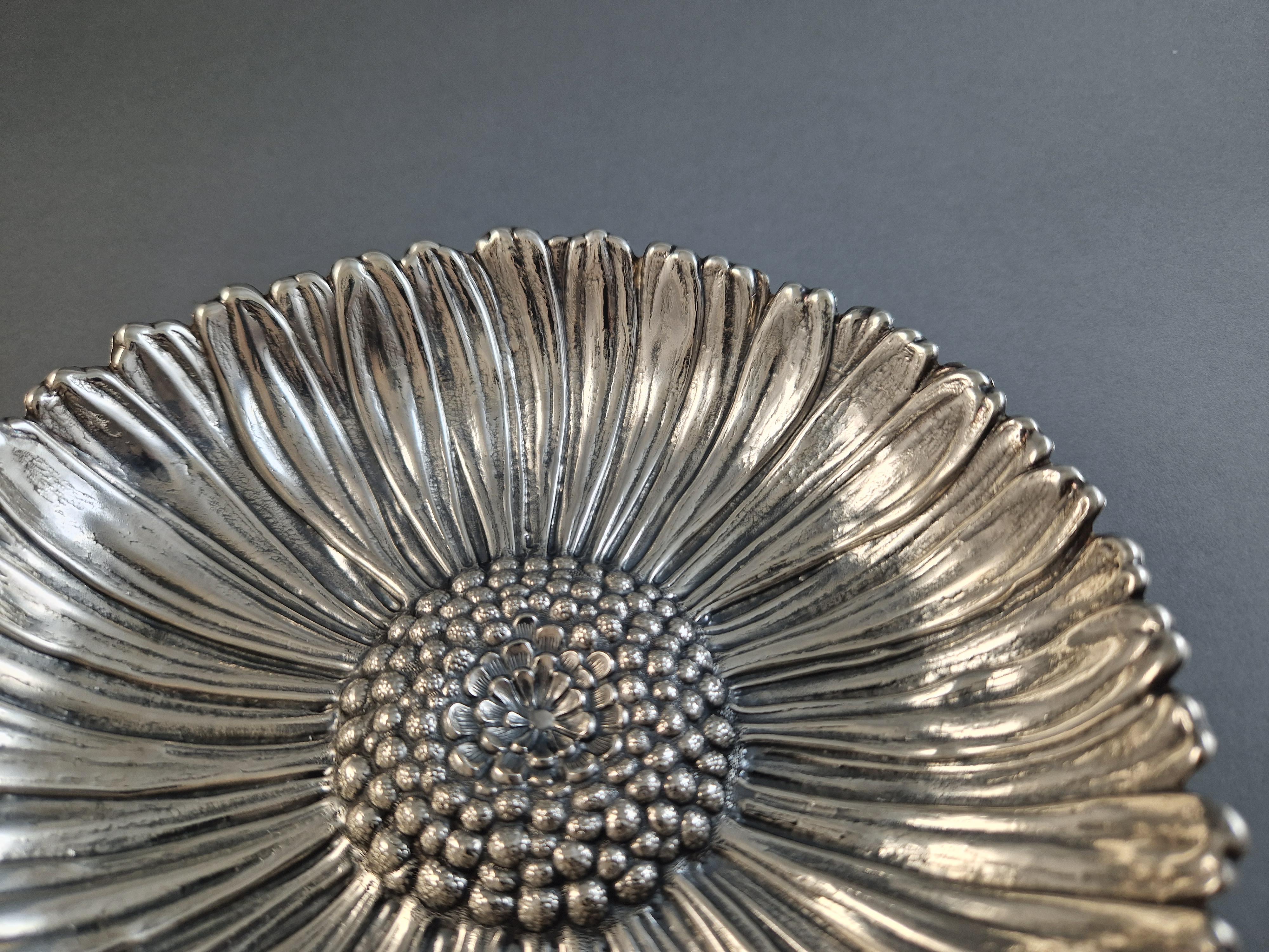 Schale aus Sterlingsilber mit Gänseblümchen von Buccellati 
Silber Punze 925 
Silberschmiedepunze: Gianmaria Buccellati 
Durchmesser: 18,2 cm 
Höhe: 4 cm 
Gewicht: 256 Gramm
