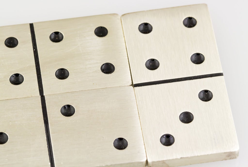 
Ce set de dominos vintage en argent sterling de Buccellati rehausse les soirées de jeu.
Réalisé avec la touche caractéristique du célèbre joaillier italien, cet ensemble transcende les simples pièces de jeu pour devenir un luxueux objet d'art.