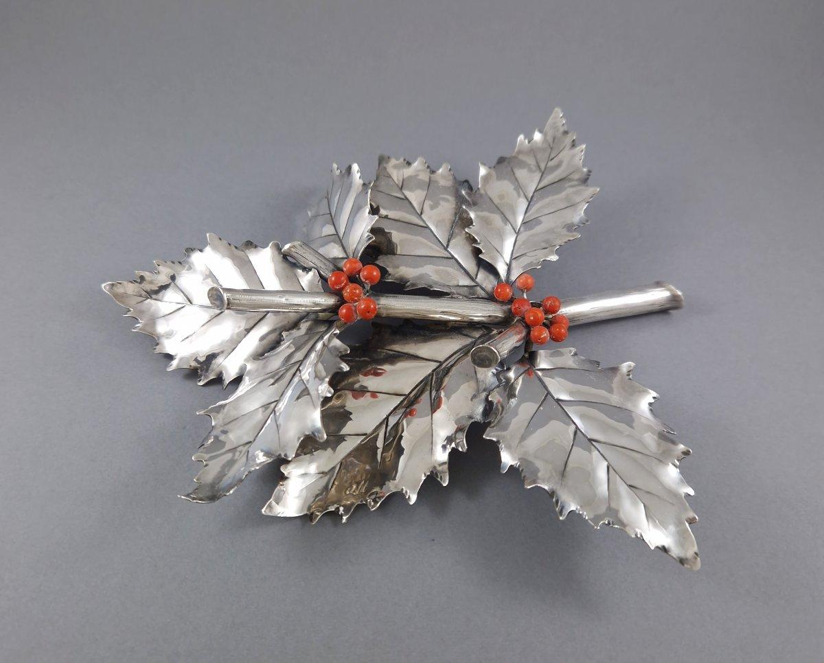 Buccellati Sterling Silber Stechpalmenzweig, naturalistisch modelliert als Büschel von sich überlappenden Stechpalmenblättern mit fein ziselierten Adern und gezackten Rändern, in der Mitte akzentuiert mit kleinen orange-roten Beerenperlen.  
925