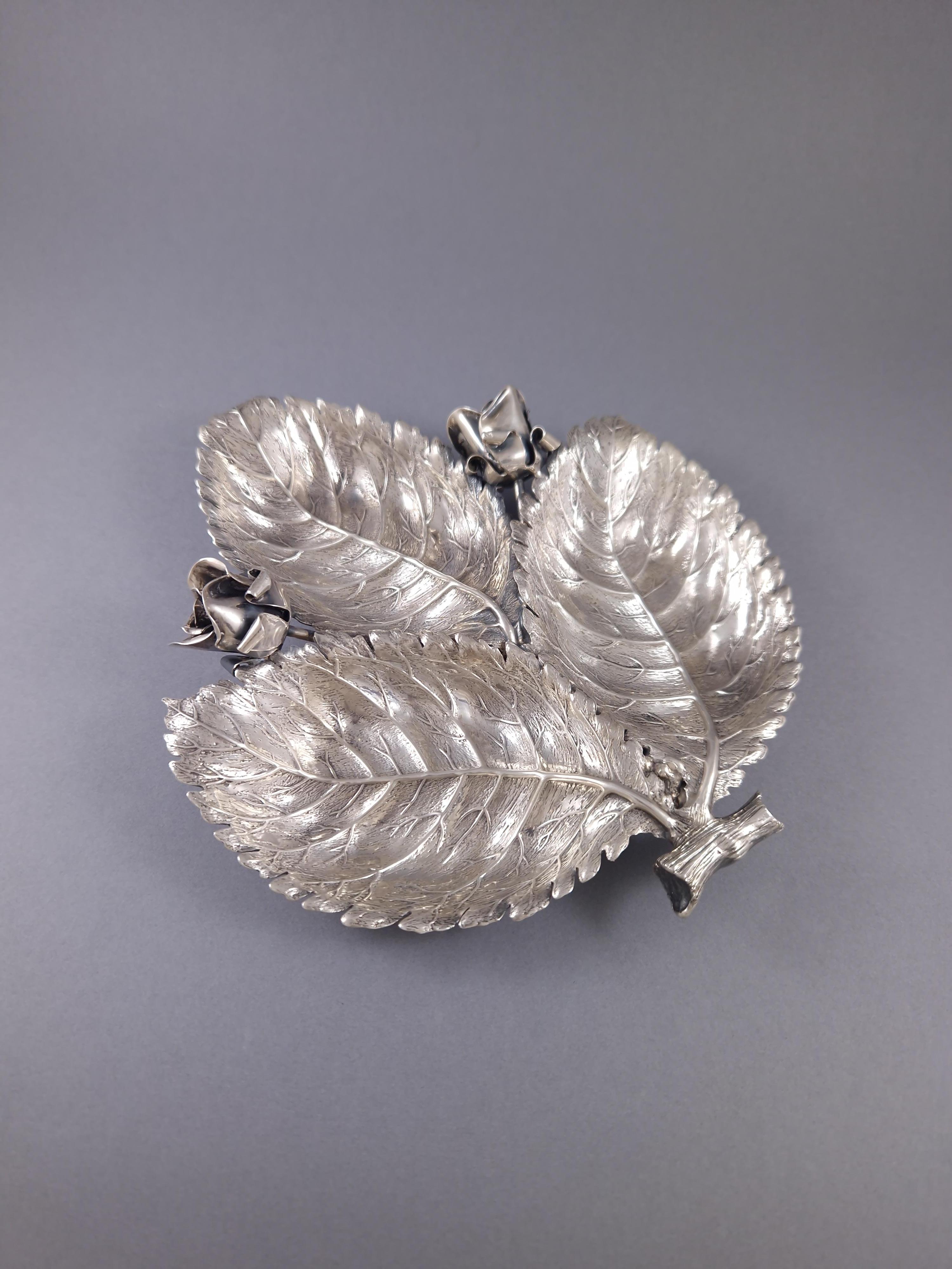 Bowl representing leaves and roses in Sterling Silver 
Italian work by Buccellati Silver hallmark 925 
Length: 20 cm 
Width: 17 cm 
Height: 4.5 cm 
Weight: 320 grams