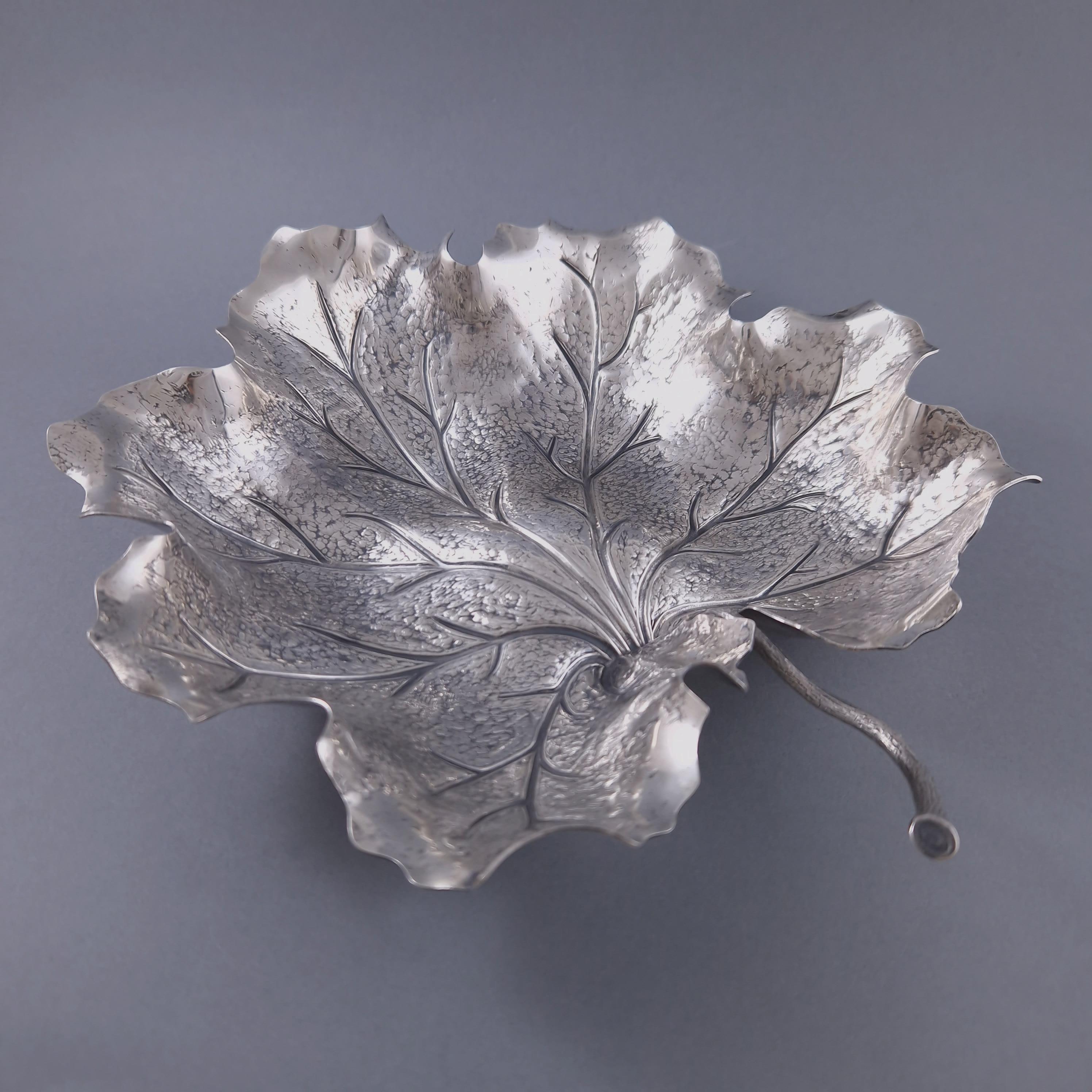 Large finely chiseled sterling silver leaf 20th century work by Buccellati 

Hallmark 925 and Buccellati hallmark 

Length: 24.3 cm 
Width: 22 cm 
Height: 4.5 cm 
Weight: 356 grams.
