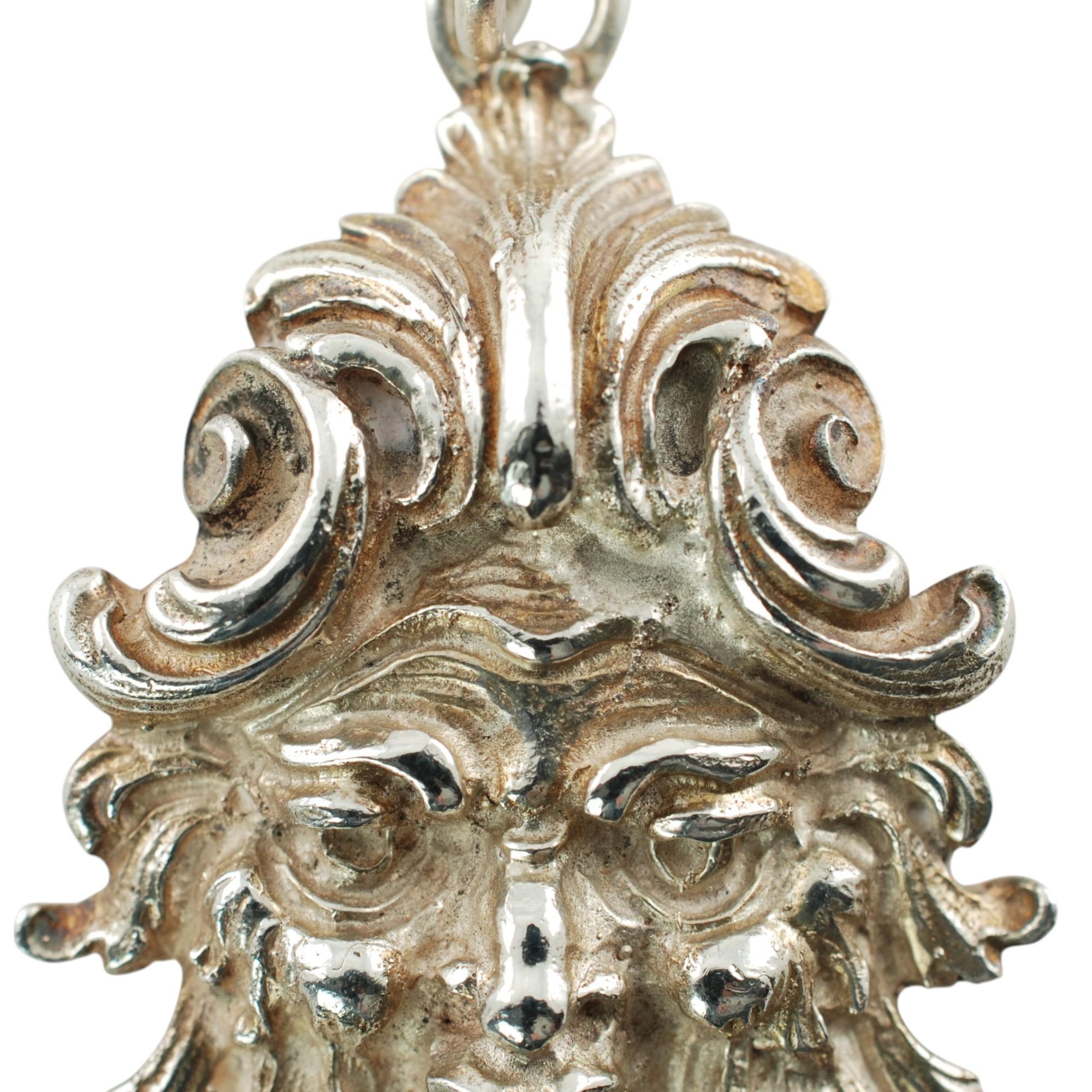 Ce pendentif Maschera Ligorica en argent sterling a été réalisé par le joaillier de luxe italien Buccellati. La famille Buccellati a une longue tradition de travail des métaux précieux et des pierres précieuses qui s'étend sur plus de 250 ans. Mario