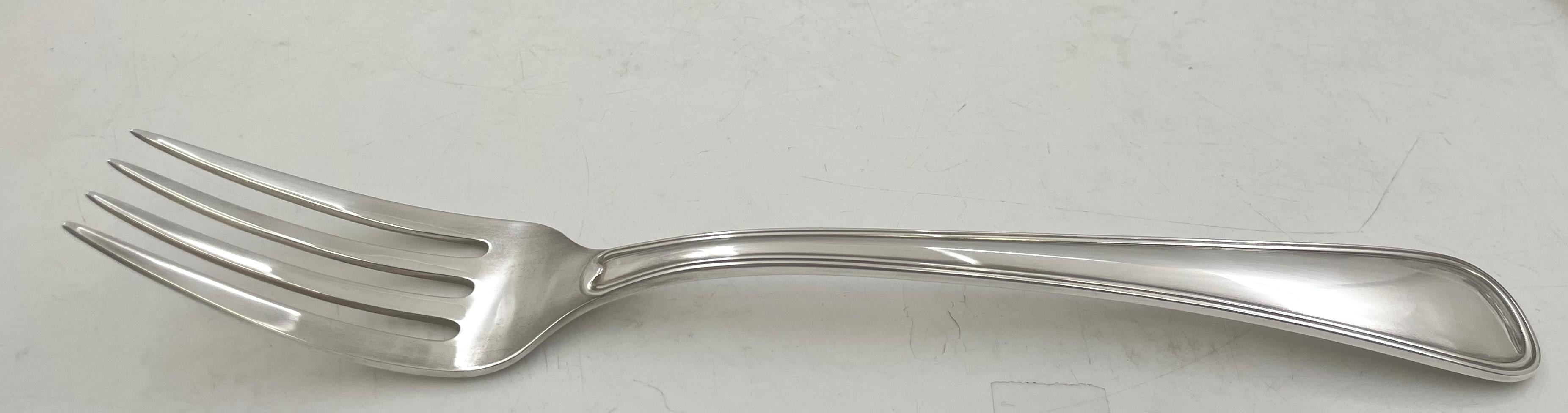 Gianmaria Buccellati, service à salade 2 pièces en argent sterling à motif italien ancien, composé d'une fourchette et d'une cuillère, mesurant toutes deux 10'' de long, et portant les poinçons tels qu'illustrés. Cet ensemble est vendu dans sa rare