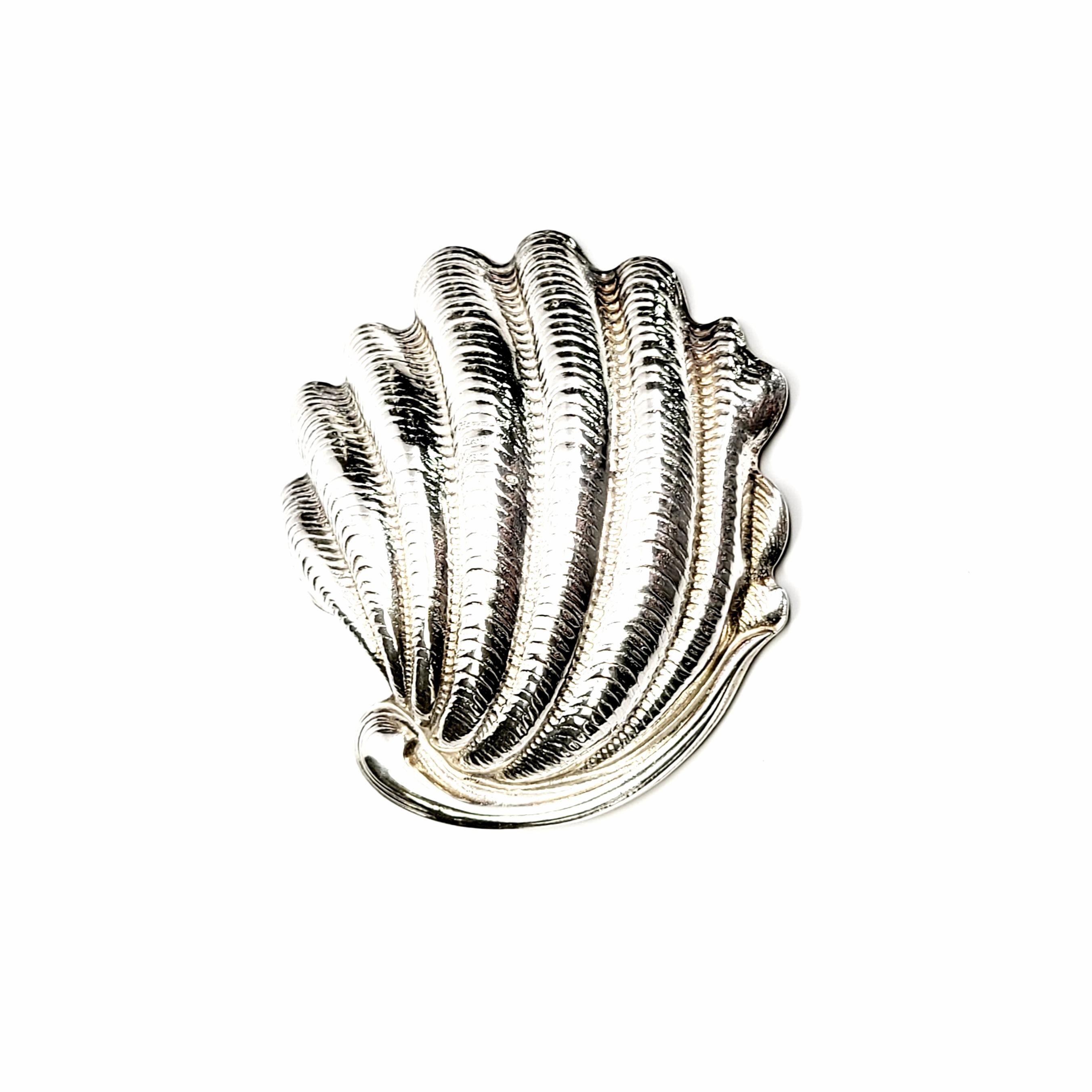 Vintage sterling silver Tridacna shell dish by Gianmaria Buccellati.

Highly detailed small shell dish by one of the most prestigious jewelers in the world.

Measures approximate: 3 1/4