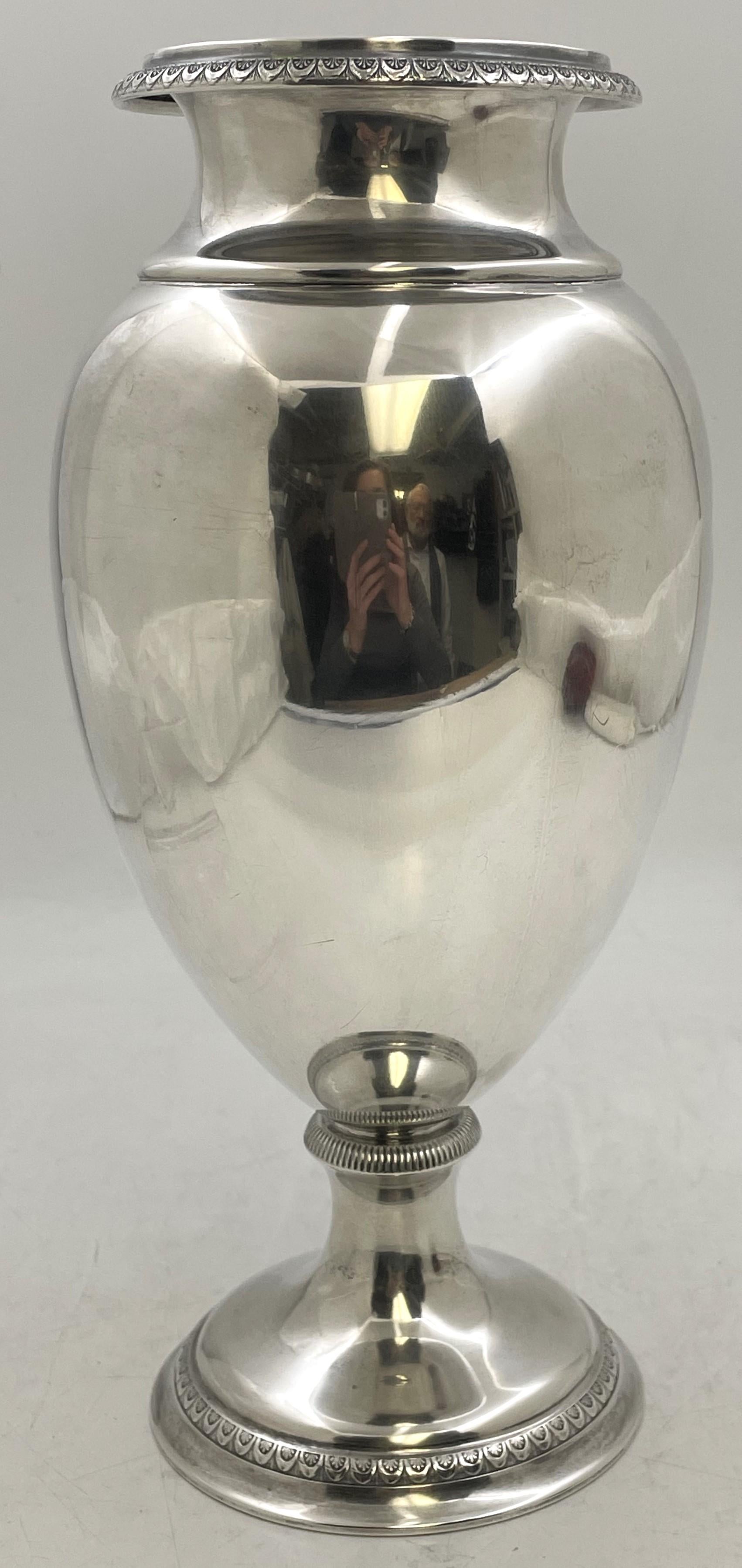 Vaso in argento sterling di Buccellati, realizzato in Italia nel XX secolo, con un bordo a forma di gadroon e motivi a fregio che ornano il bordo e la base. Misura 12 1/2'' di altezza per 4 1/2'' di diametro alla sommità, pesa 25,6 once troy e reca