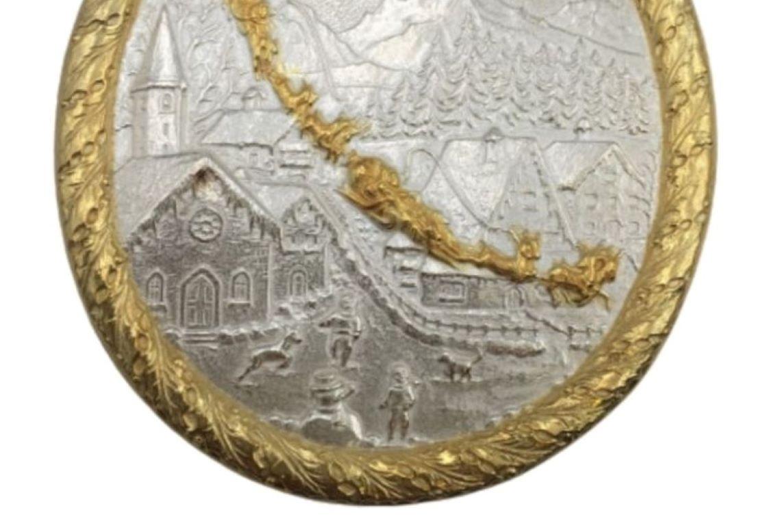 Charmante décoration/pendentif d'arbre de Noël en argent sterling avec une image de traîneau à rennes traversant la ville. Idéal pour la décoration intérieure et/ou les cadeaux de Noël. Il mesure 4,3 pouces de long et 3,4 pouces de large. Portant