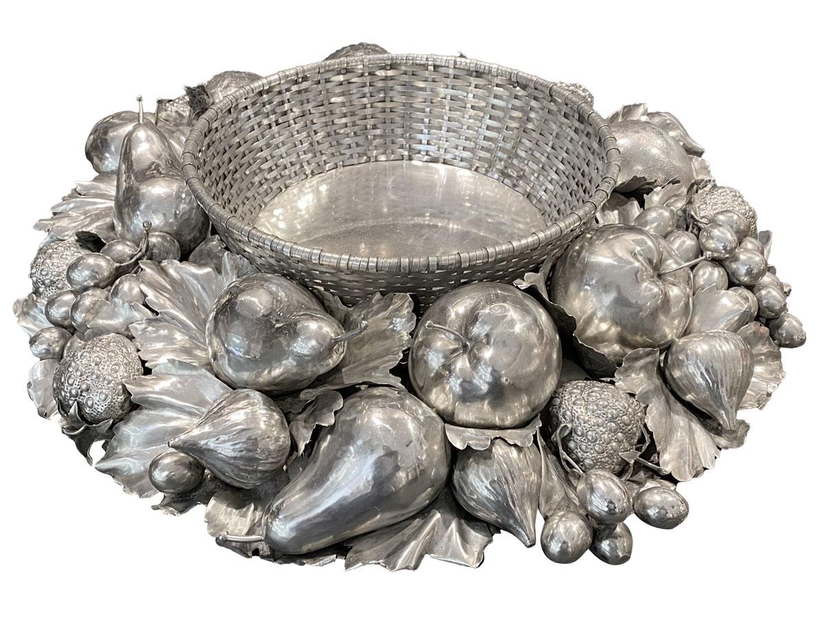 This large vintage sterling silver centerpiece is very decorative and allows you to adorn your table wonderfully.
It is composed of a central wicked-style basket surrounded by chiseled fruits such as grapes, strawberries, pears, apples, lemons,