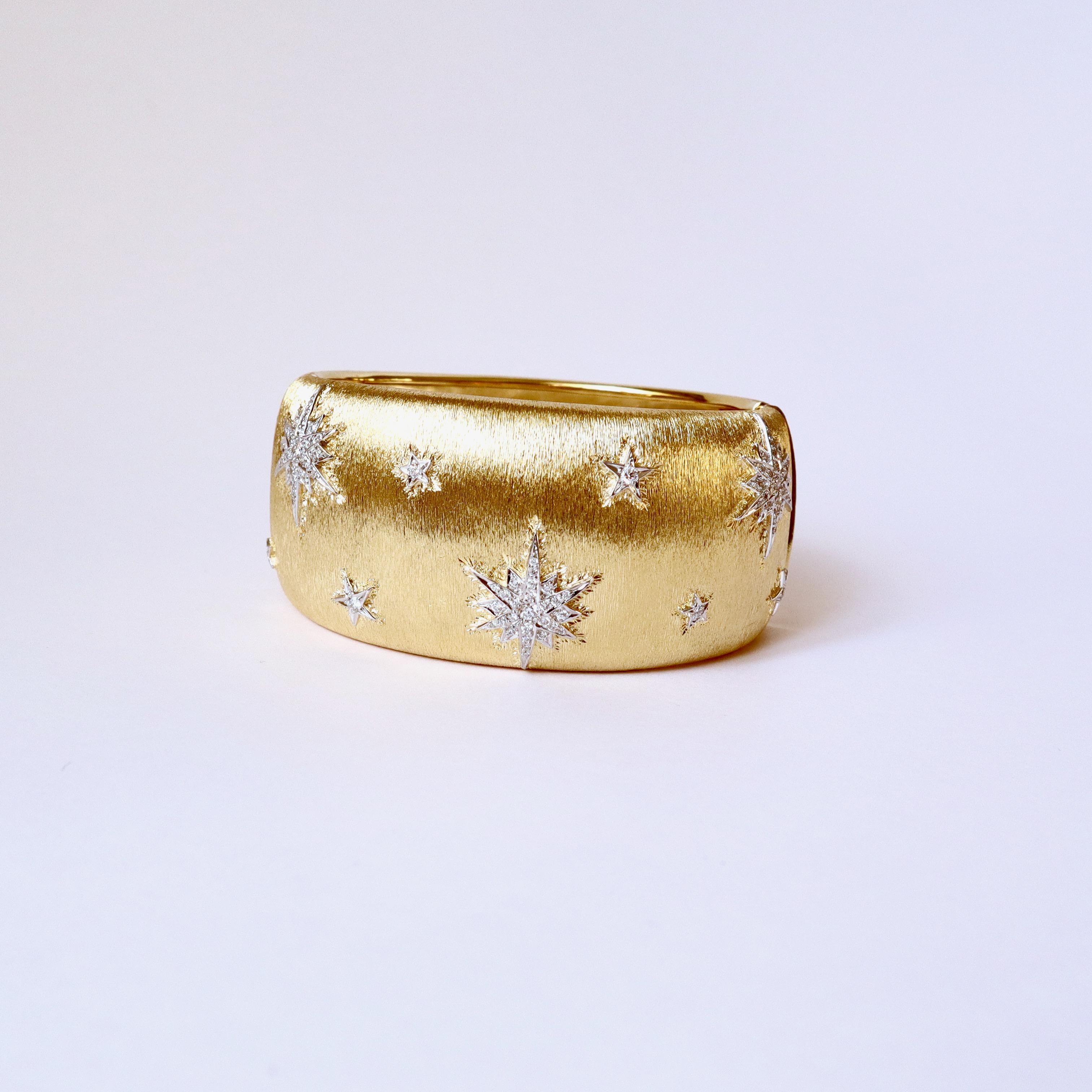 Yellow gold, 18 kt white gold and diamond bracelet with star motif (Buccellati type)
Rigid opening bracelet in 18 kt yellow gold, grooved domed with star motif in 18 kt white gold applied, set with diamonds, opening.
Diamond weight: 0.8