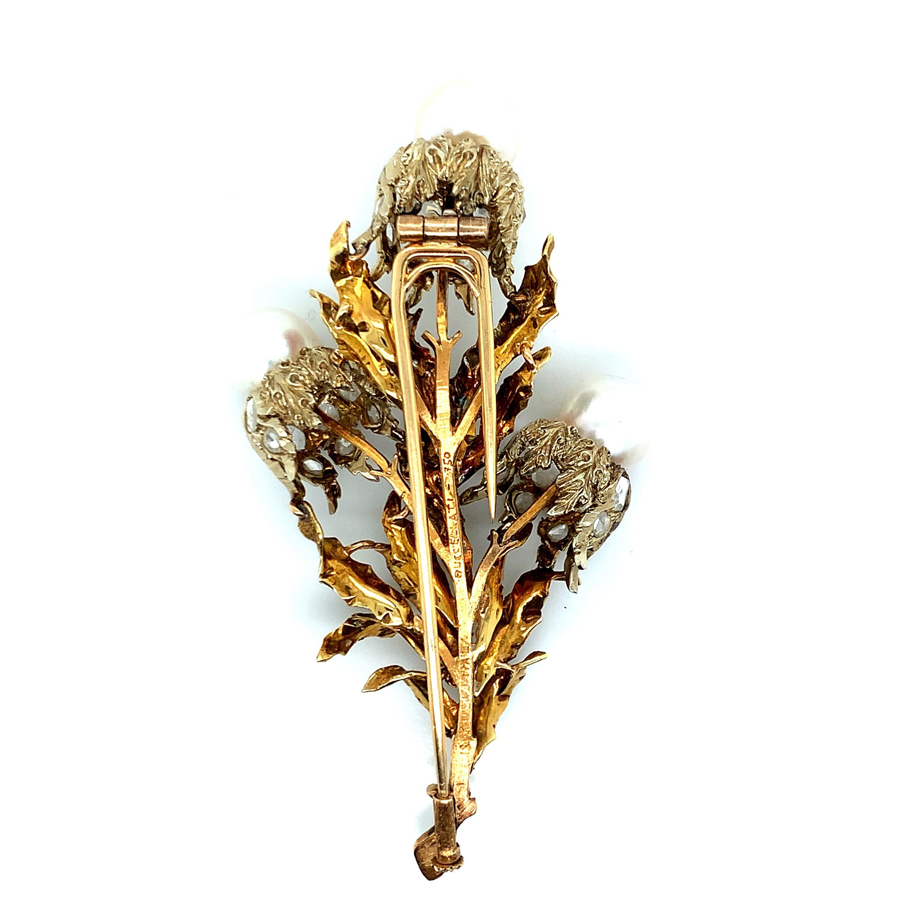 Brosche von Buccellati aus 18 Karat Gold, bestehend aus drei Zuchtperlen mit einer Größe von jeweils ca. 9,2 bis 10,2 mm und Diamanten im Rosenschliff mit einem Gewicht von ca. 2,46 Karat. Ein wunderschönes handgefertigtes Schmuckstück. Gezeichnet: