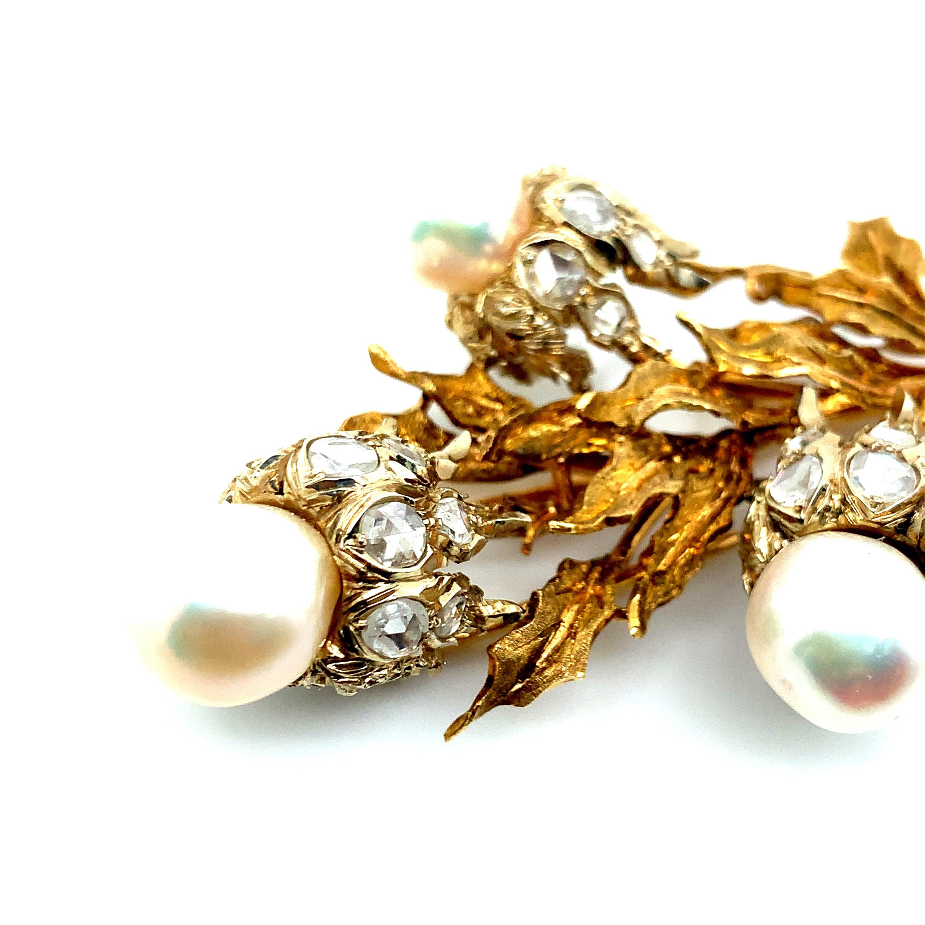 Goldbrosche mit drei Perlen und Diamanten von Buccellati (Rosenschliff) im Angebot