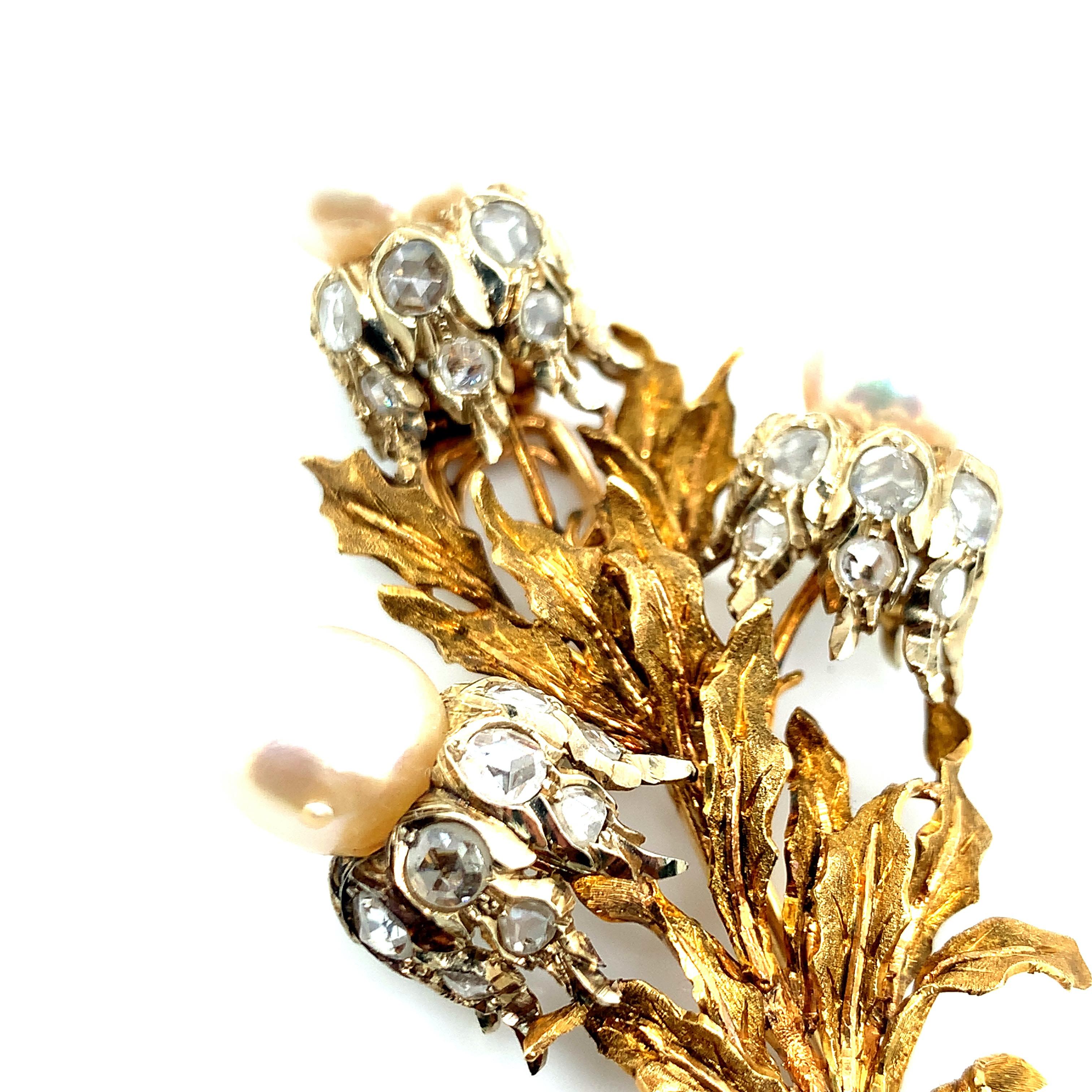 Goldbrosche mit drei Perlen und Diamanten von Buccellati für Damen oder Herren im Angebot