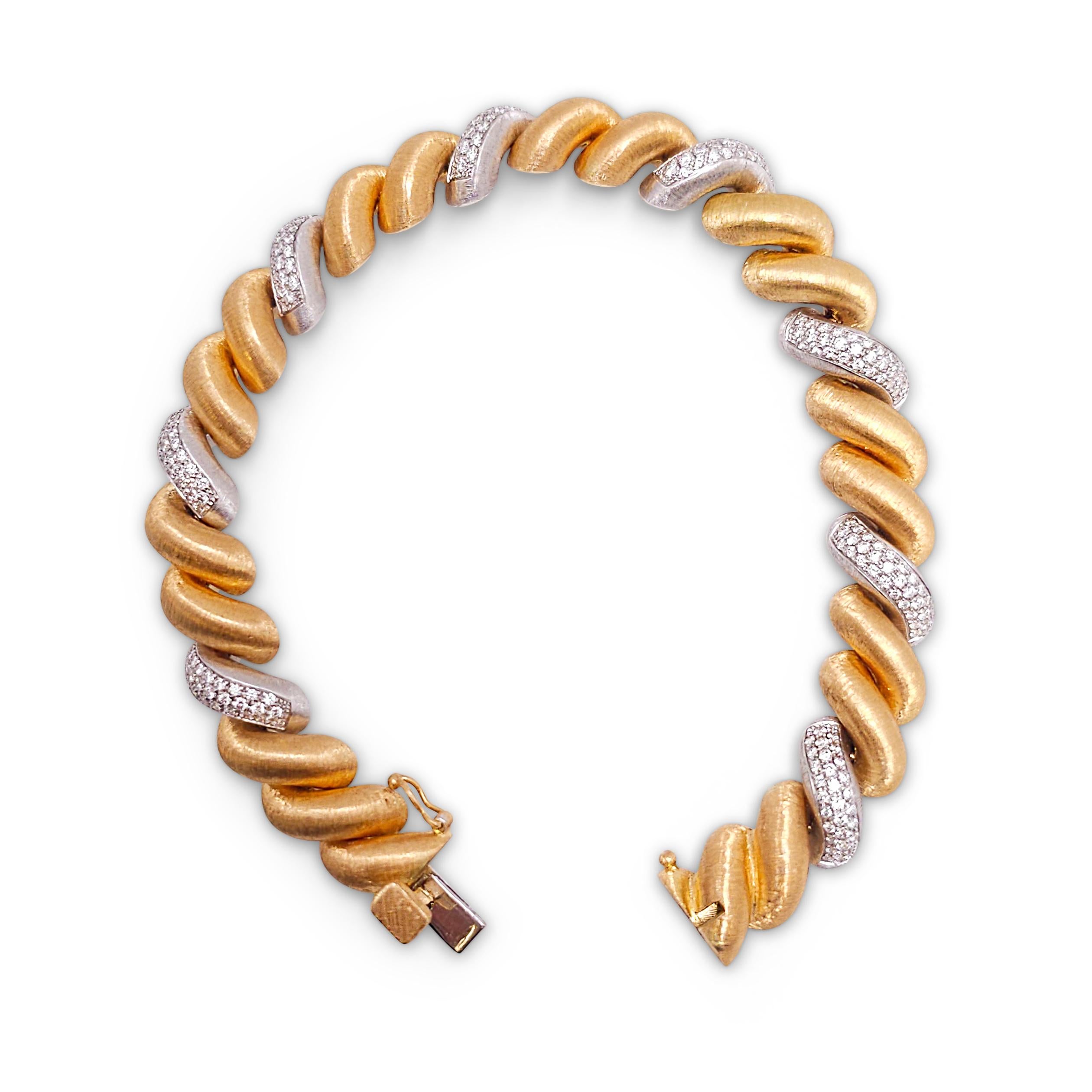 Authentisches Buccellati Torsadé-Armband aus 18 Karat Gelb- und Weißgold.  Die Glieder aus gebürstetem Gelbgold mit dem für die Marke typischen Florentine-Finish wechseln sich ab mit diamantbesetzten Weißgoldgliedern mit einem geschätzten