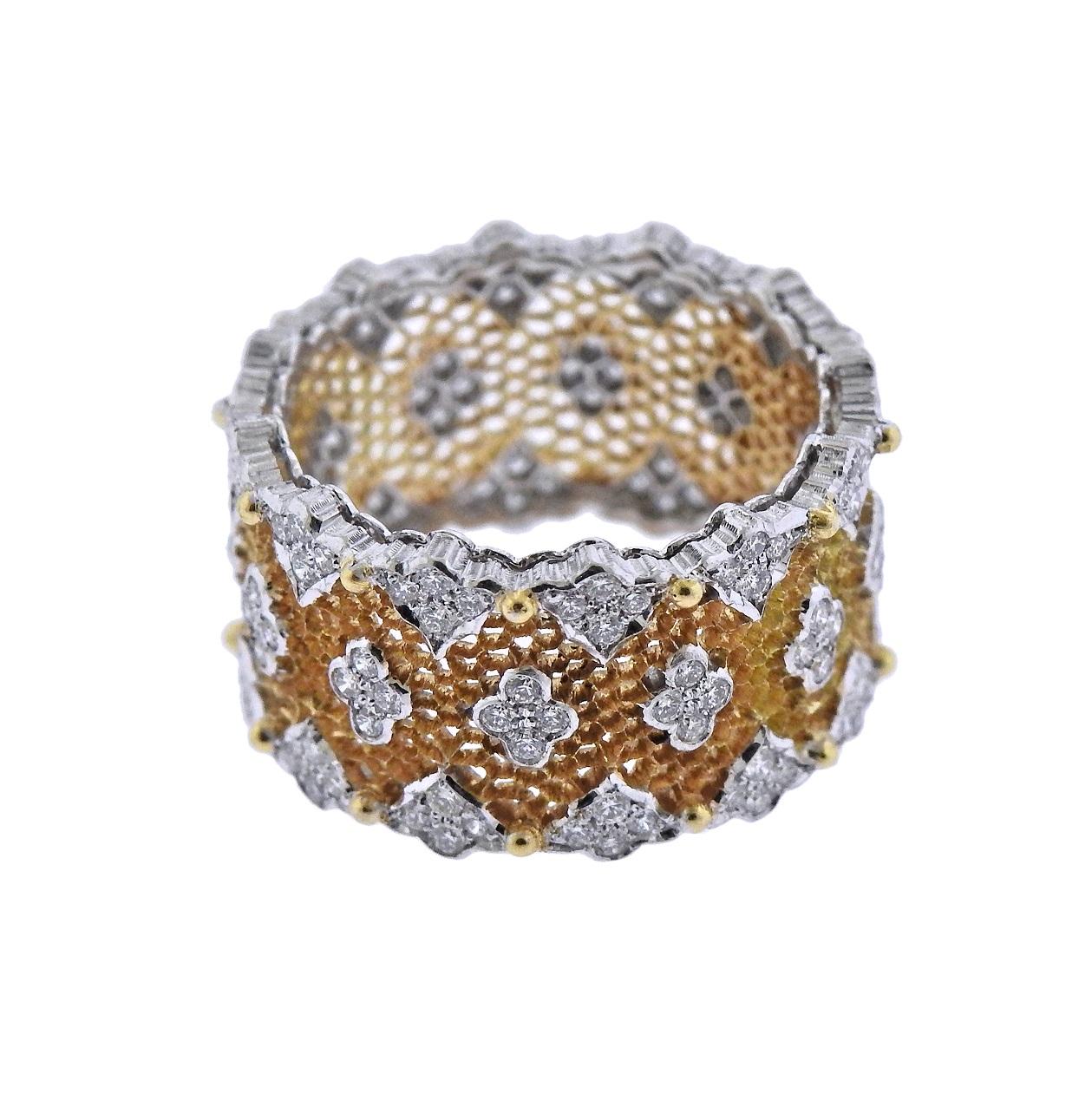 Superbe bague en or jaune et blanc 18k de Buccellati:: réalisée à la main pour la collection Tulle Parigi:: ornée d'environ 0::72ctw en diamants H/VS. Prix de détail : 27500 $. Taille de la bague - 6.5:: la bague mesure 11.5mm de large et pèse 6.1