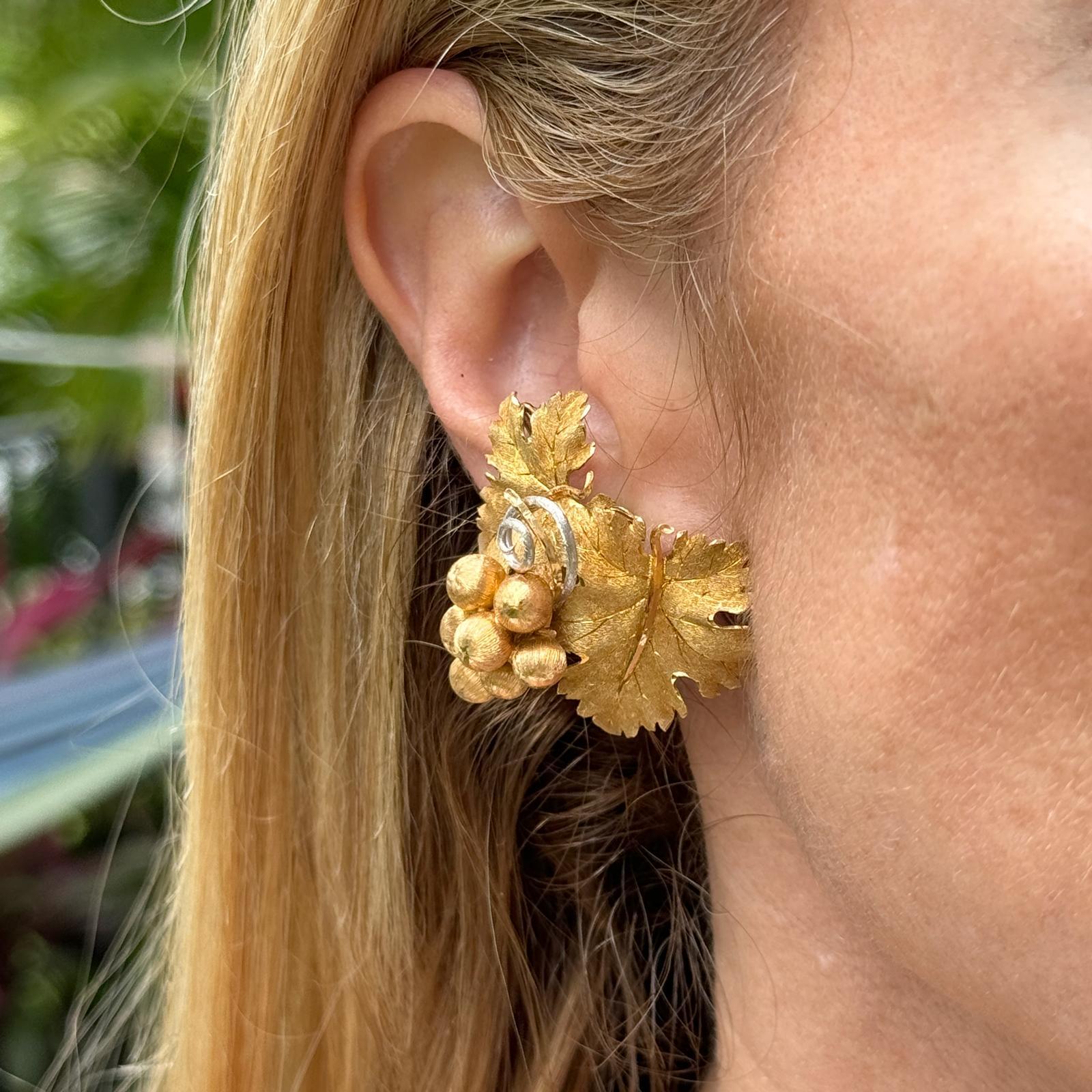 The Buccellati grape vine two-tone 18 karat gold earclip earrings are a stunning example of Buccellati's renowned craftsmanship and intricate design. These earrings are a testament to the brand's expertise in combining traditional Italian