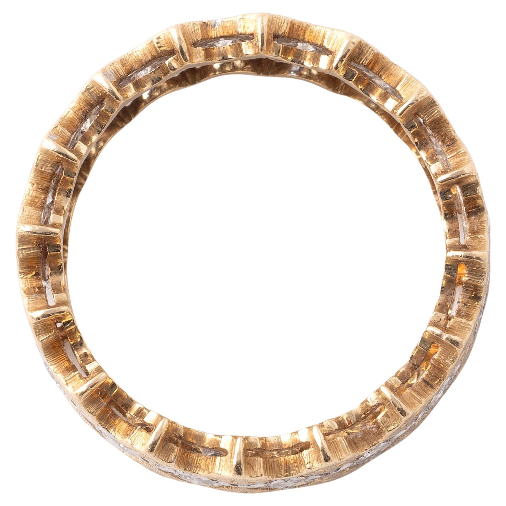 Anello in oro giallo 18 carati, finemente cesellato, traforato e impreziosito da diamanti taglio brillante
Firmato e numerato
Dimensioni: 7 1/4
Peso lordo: 6,42 g.
larghezza 1,1 cm.