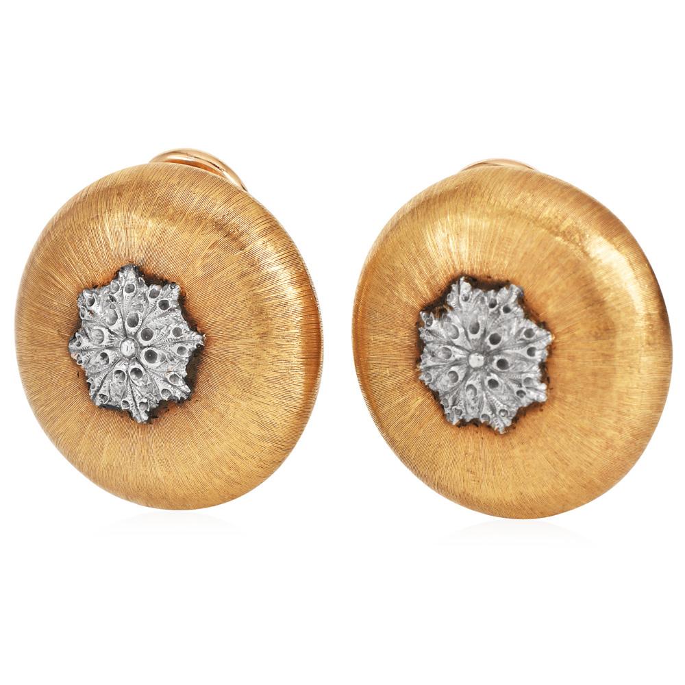 Buccellati  Vintage 18K Gold  Dome Shape Large Button Earrings In Excellent Condition For Sale In Miami, FL