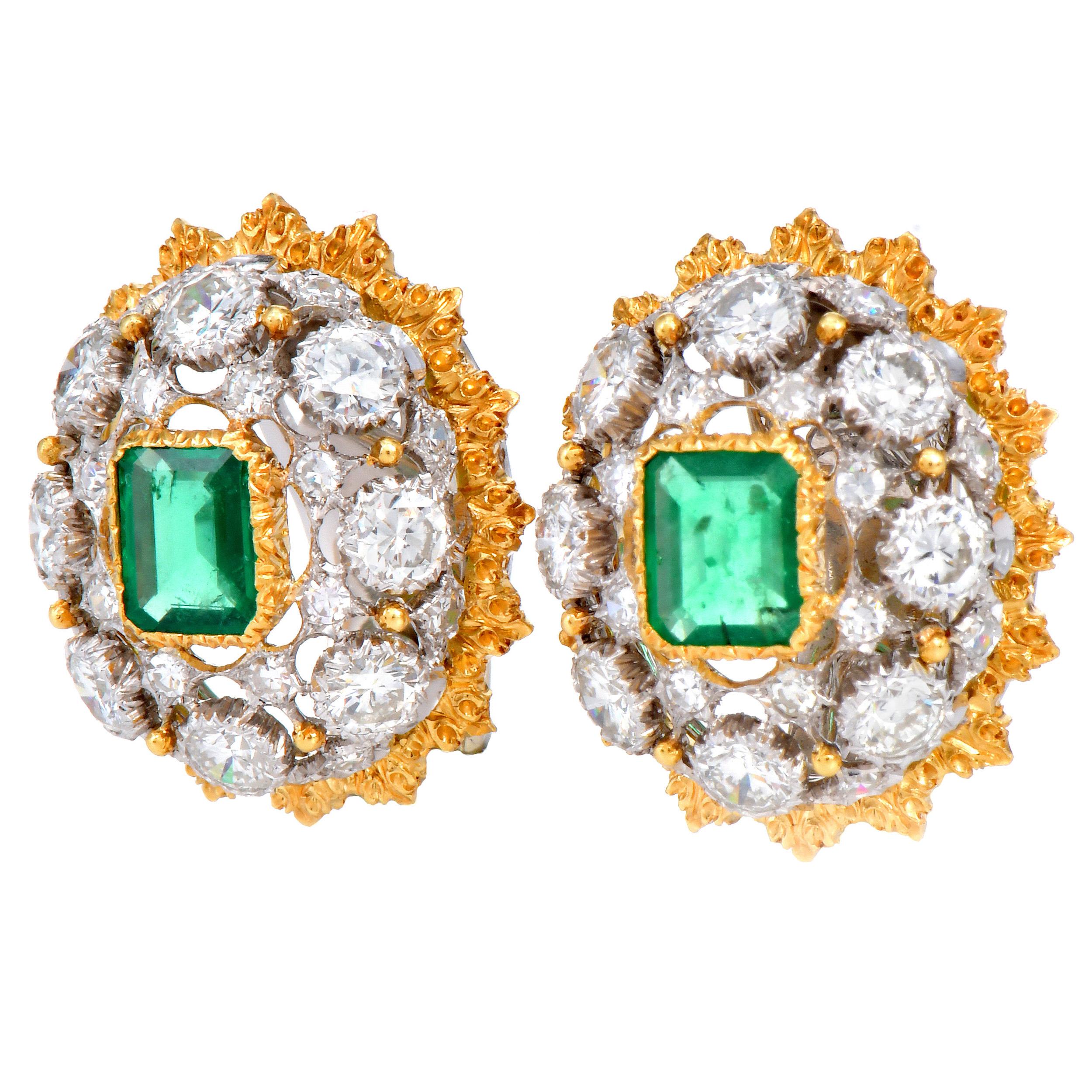 Ein prächtiges Paar Buccellati-Ohrringe im Vintage-Stil aus 18 Karat Gelb- und Weißgold, das die unverwechselbare handwerkliche Goldschmiedekunst des Hauses unterstreicht. Im Mittelpunkt jedes Ohrrings steht ein reicher, in Gelbgold gefasster