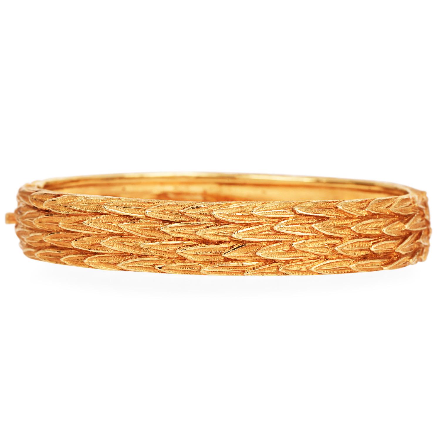 Ein luxuriöses Vintage-Armband von Buccellati, etwa aus den 1970er Jahren.

Gefertigt aus massivem 18-karätigem Gelbgold, mit dem exquisiten handgefertigten, strukturierten Design der Buccellati-Schmuckstücke.
Das komplette Stück hat einen