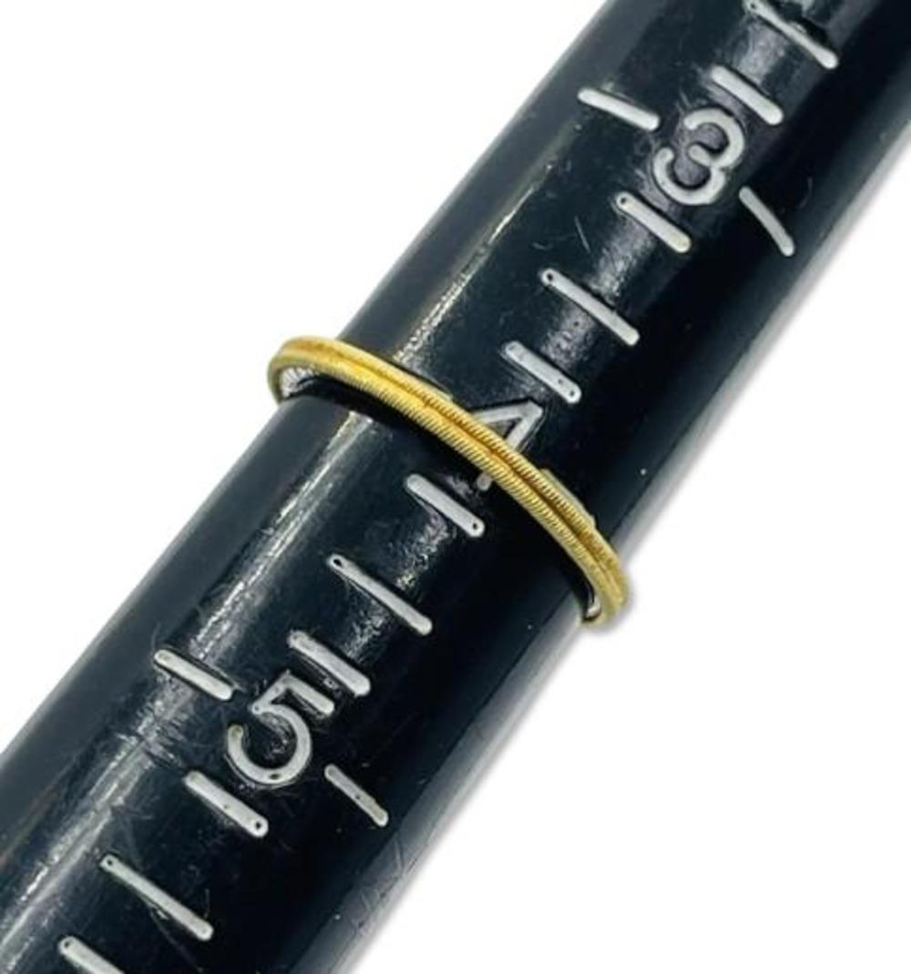 NYCID#58640

Cette exquise bague en or jaune 18 carats de Buccellati (marquée sur l'anneau) présente un motif de nœud unique sur le côté, symbolisant l'unité et l'élégance. 
Avec un poids de 1,05 gramme et une taille de 4, c'est un accessoire