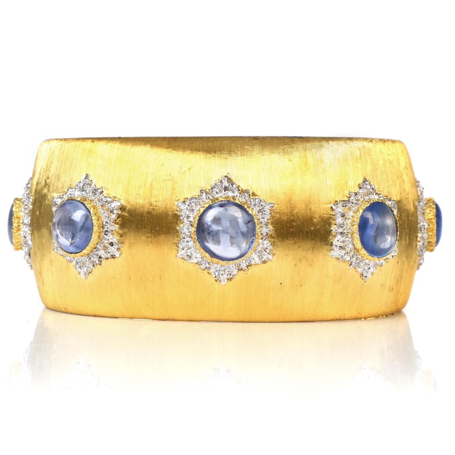 Dieses außerordentlich detailreiche Vintage Buccellati Sapphire Cuff Bracelet.

Inspiriert von der Kraft der Blumen, besteht er aus 60,4 Gramm luxuriösem 18K Gelb- und Weißgold.

Die satinierte Ausführung Rigato ist ein charakteristischer Stil des